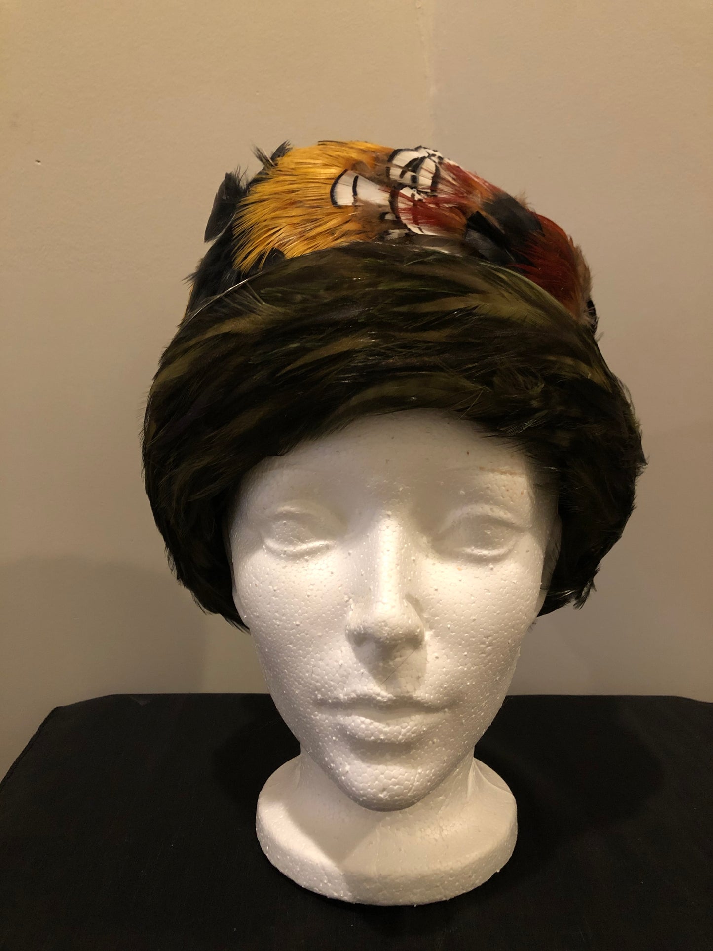 Kingspier Vintage - Jacqueline Fashion Hats green felt hat with red, orange, black and white feathers. Made in Toronto.
Circumference - 21”
Hat is in excellent vintage condition.