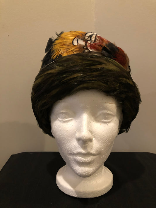 Kingspier Vintage - Jacqueline Fashion Hats green felt hat with red, orange, black and white feathers. Made in Toronto.
Circumference - 21”
Hat is in excellent vintage condition.