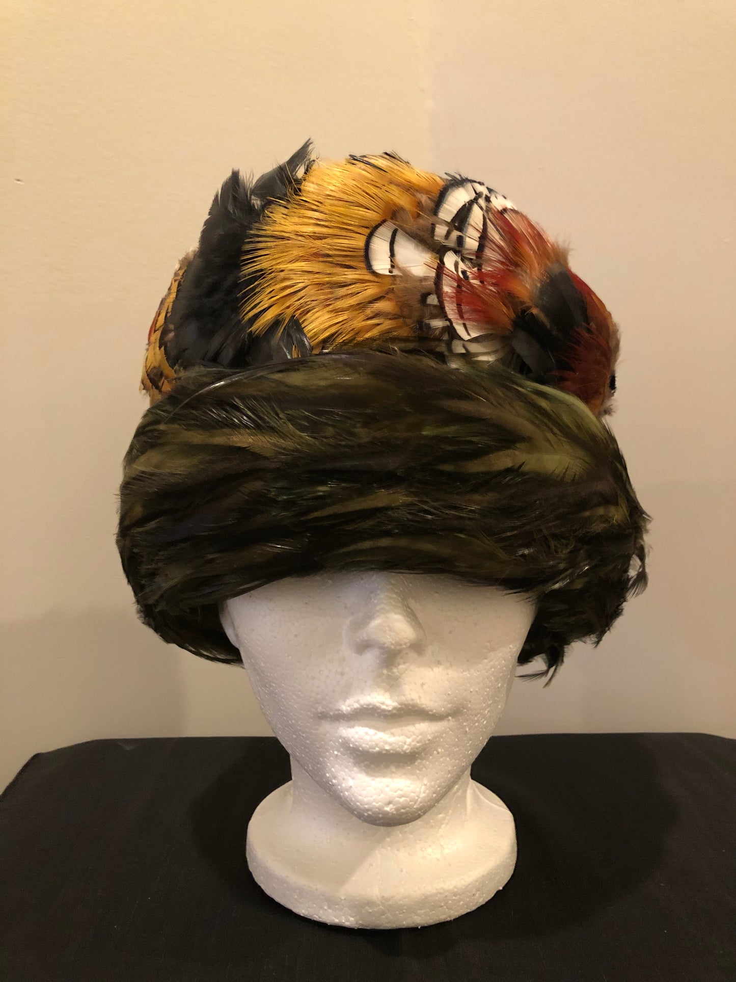 Kingspier Vintage - Jacqueline Fashion Hats green felt hat with red, orange, black and white feathers. Made in Toronto.
Circumference - 21”
Hat is in excellent vintage condition.