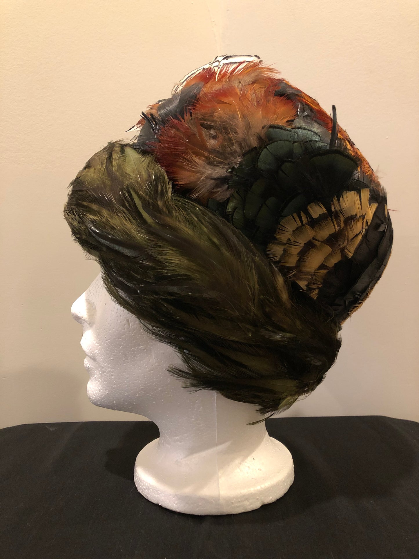 Kingspier Vintage - Jacqueline Fashion Hats green felt hat with red, orange, black and white feathers. Made in Toronto.
Circumference - 21”
Hat is in excellent vintage condition.