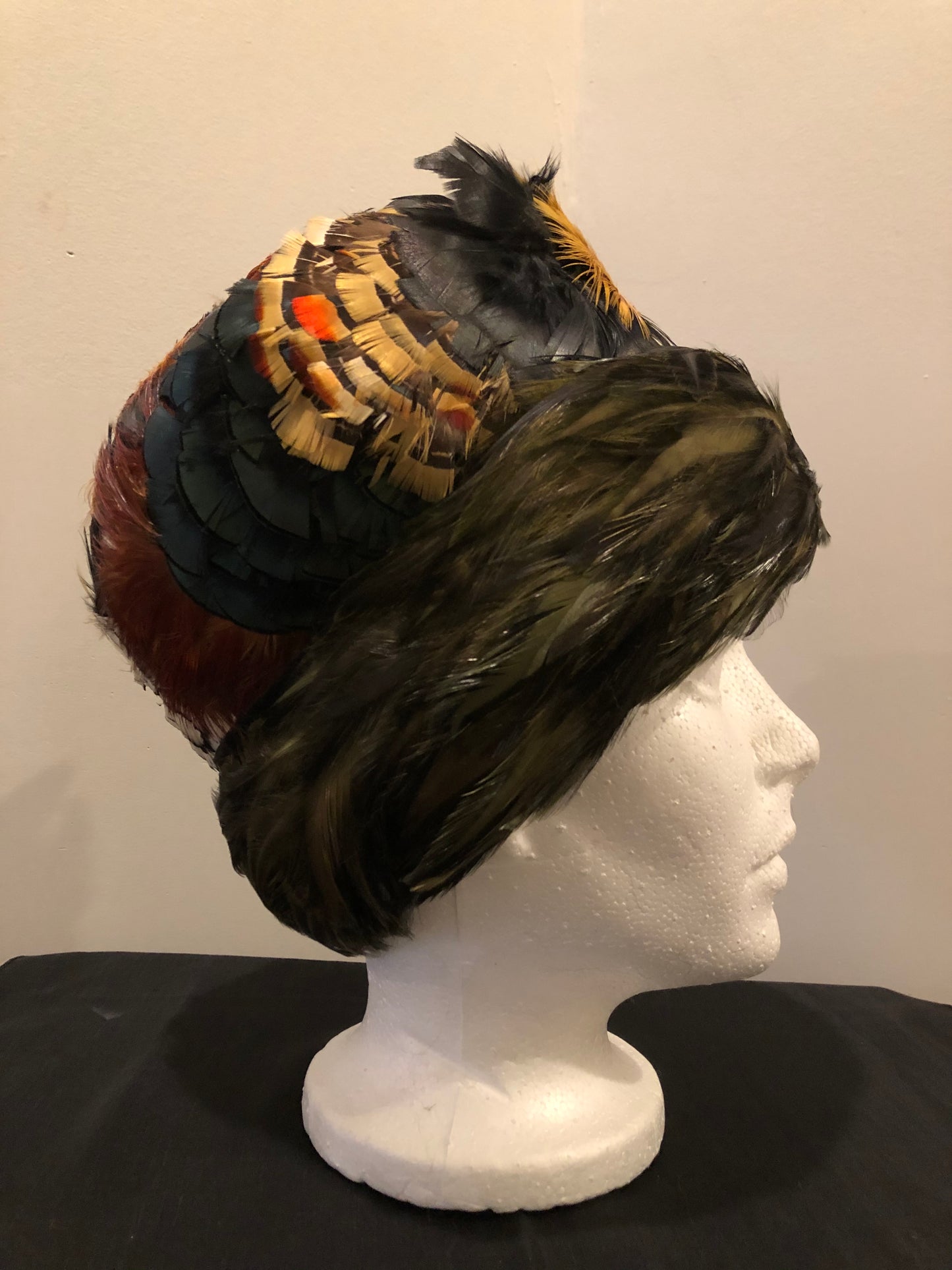 Kingspier Vintage - Jacqueline Fashion Hats green felt hat with red, orange, black and white feathers. Made in Toronto.
Circumference - 21”
Hat is in excellent vintage condition.