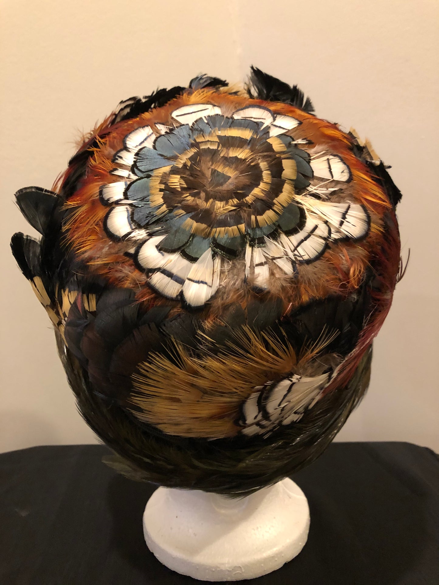 Kingspier Vintage - Jacqueline Fashion Hats green felt hat with red, orange, black and white feathers. Made in Toronto.
Circumference - 21”
Hat is in excellent vintage condition.