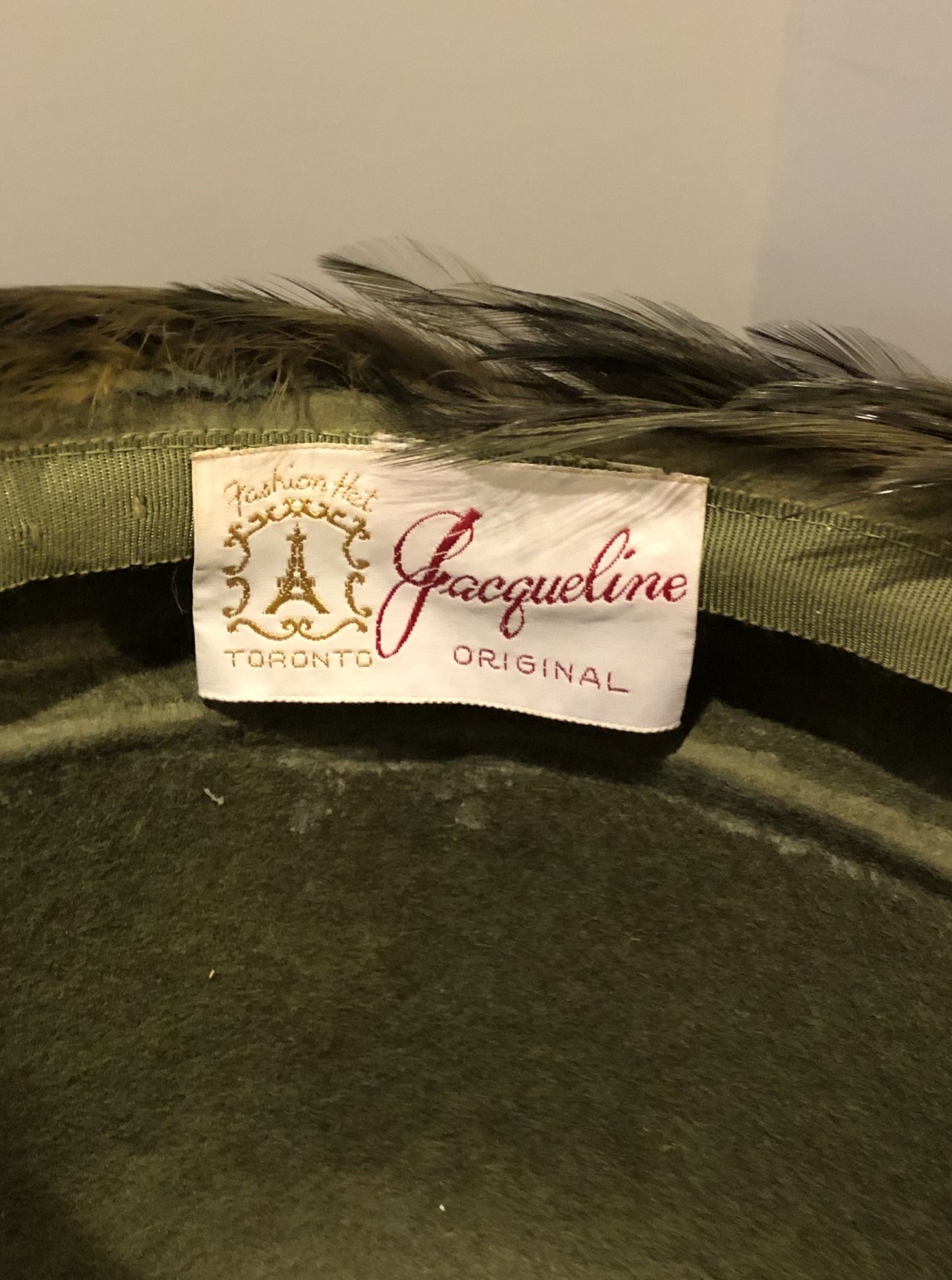 Kingspier Vintage - Jacqueline Fashion Hats green felt hat with red, orange, black and white feathers. Made in Toronto.
Circumference - 21”
Hat is in excellent vintage condition.