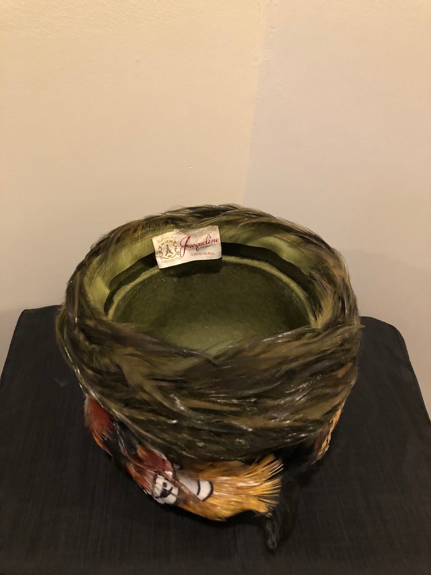Kingspier Vintage - Jacqueline Fashion Hats green felt hat with red, orange, black and white feathers. Made in Toronto.
Circumference - 21”
Hat is in excellent vintage condition.