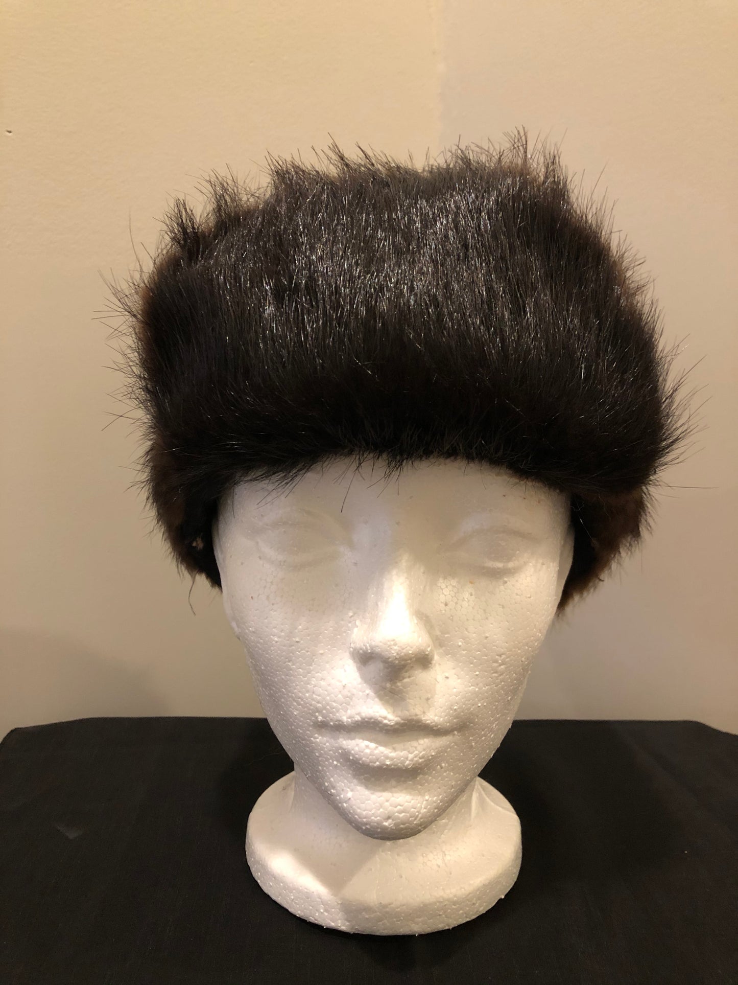 Kingspier Vintage - Dark brown fur hat with front flap and quilted lining.
Circumference - 21.5”
Hat is in good condition with some overall wear.