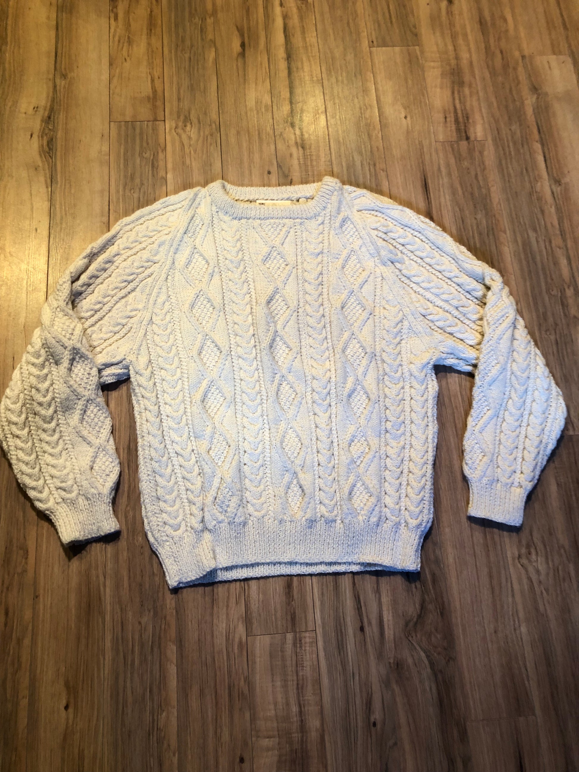 Kingspier Vintage - Vintage hand-knit fisherman style cream coloured crewneck sweater.
Fibers unknown.
Size XL.