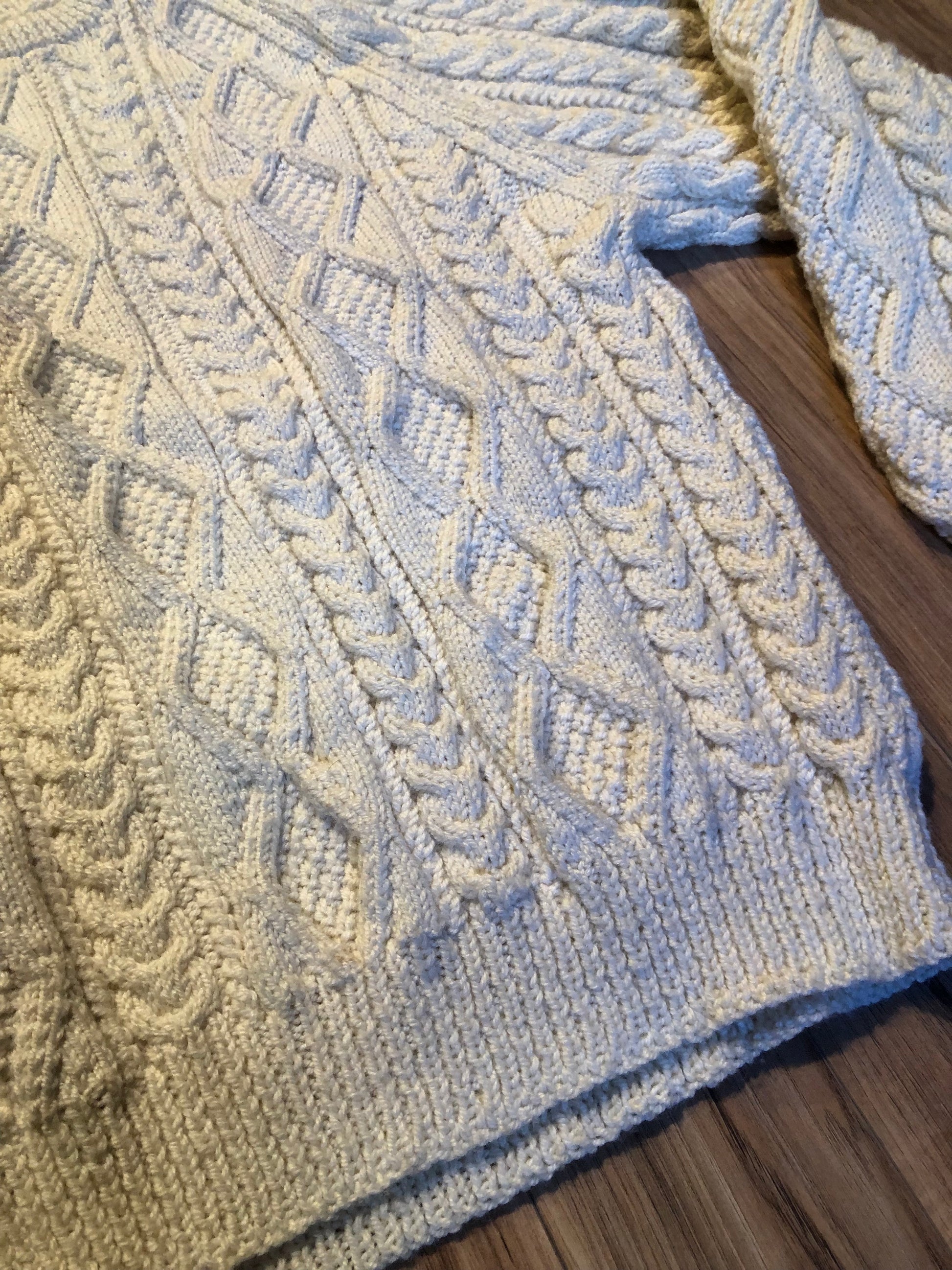 Kingspier Vintage - Vintage hand-knit fisherman style cream coloured crewneck sweater.
Fibers unknown.
Size XL.