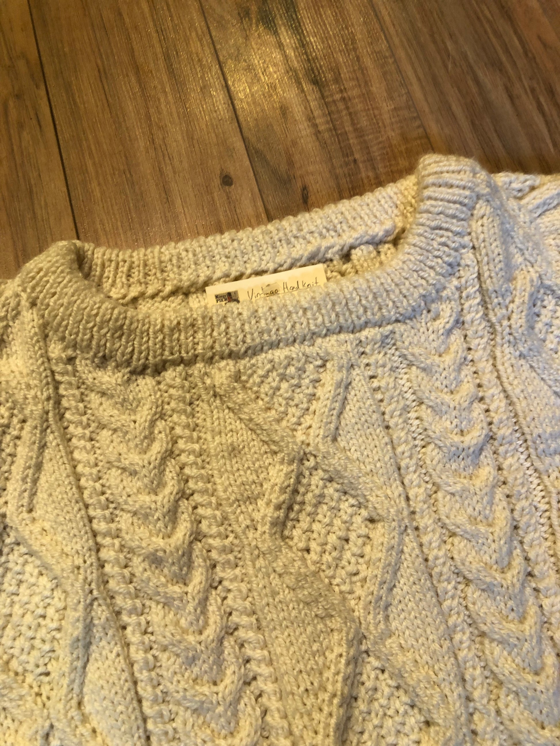 Kingspier Vintage - Vintage hand-knit fisherman style cream coloured crewneck sweater.
Fibers unknown.
Size XL.