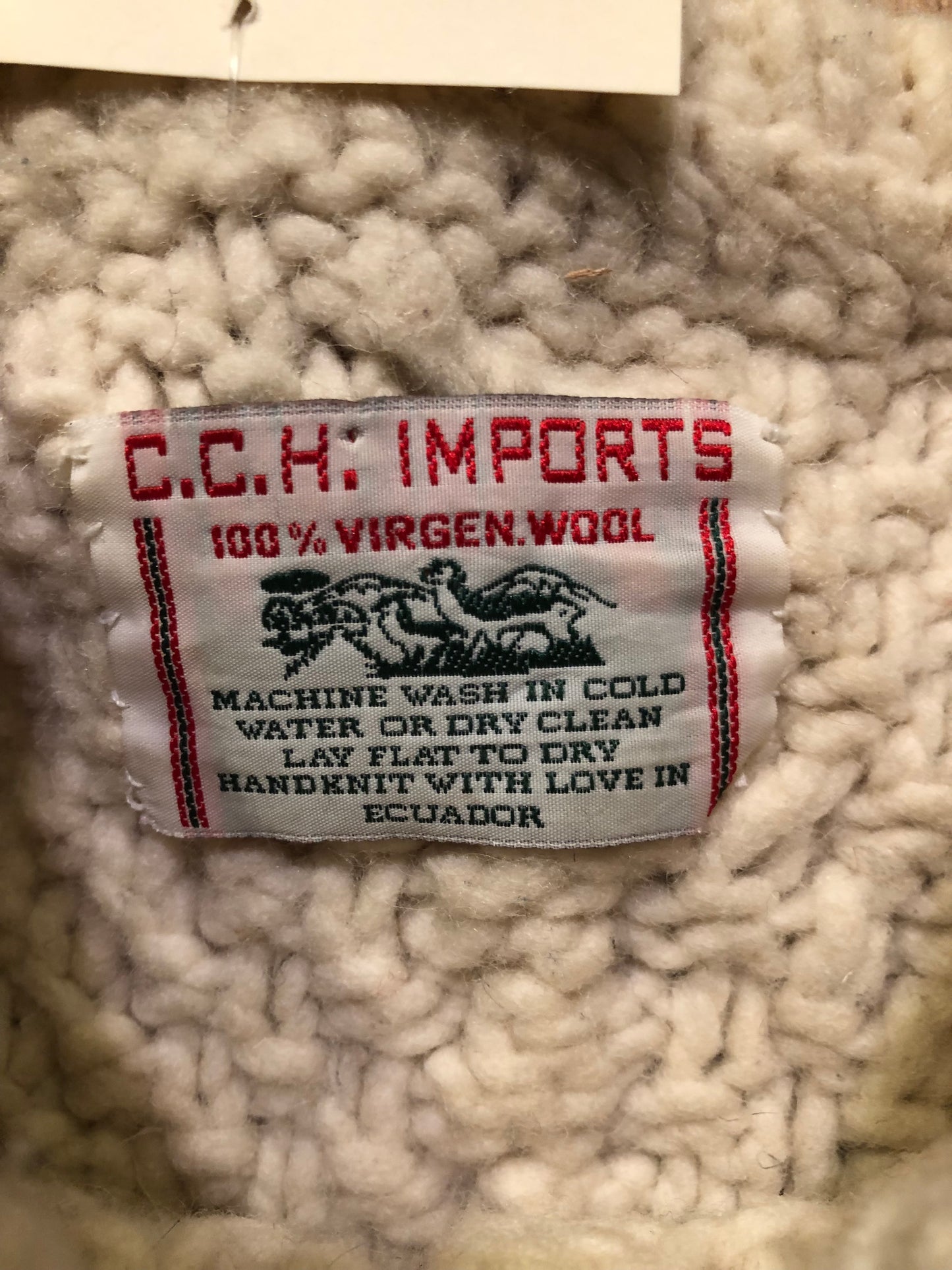 Kingspier Vintage - Vintage C.C.H Imports hand-knit 100% pure wool cream coloured crewneck sweater.
Made in Ecuador.
Size large.
