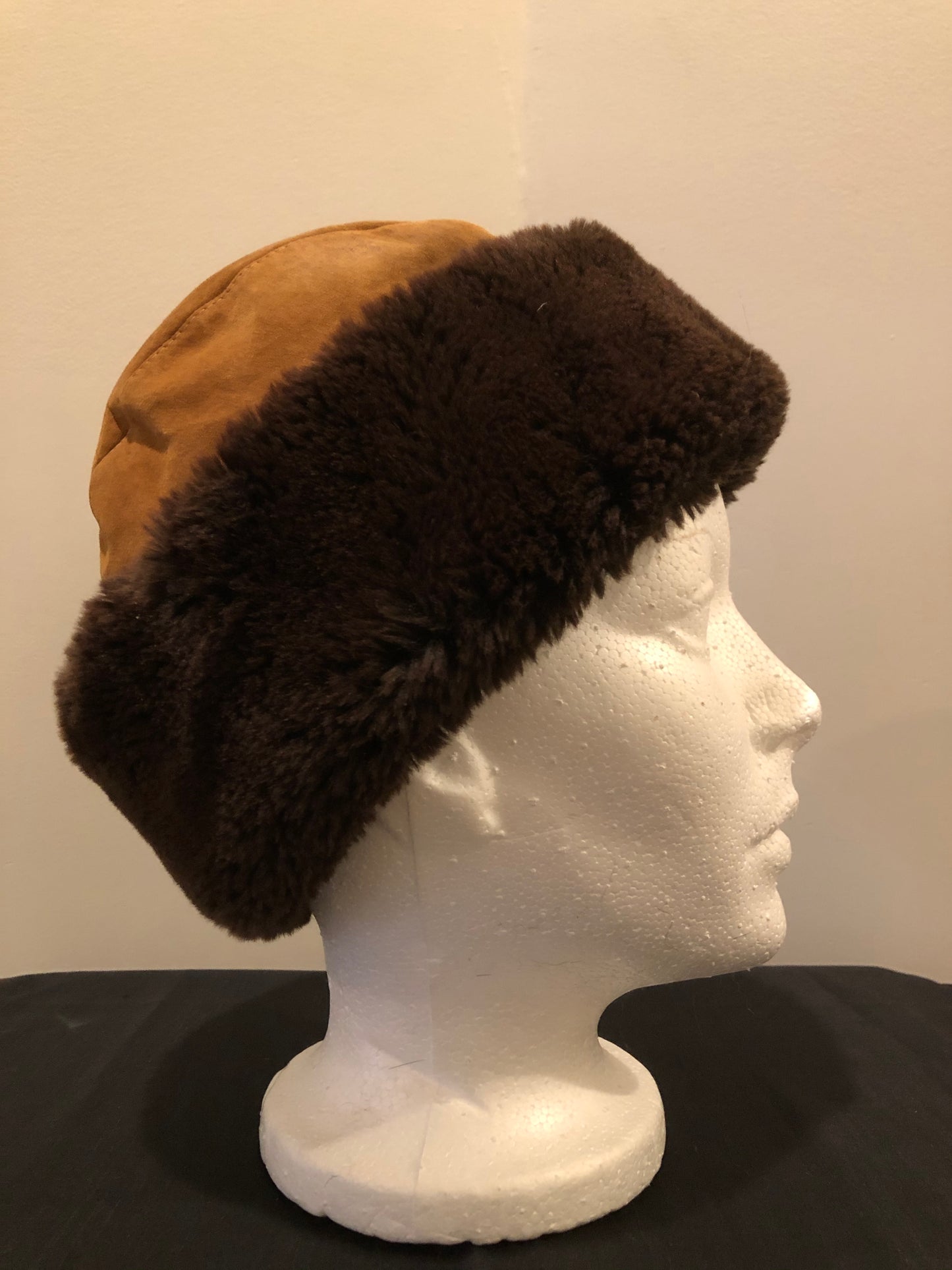 Kingspier Vintage - Brown suede and shorn beaver hat with knit ear warmers and quilted lining.
Circumference - 20”
Hat is in good condition.