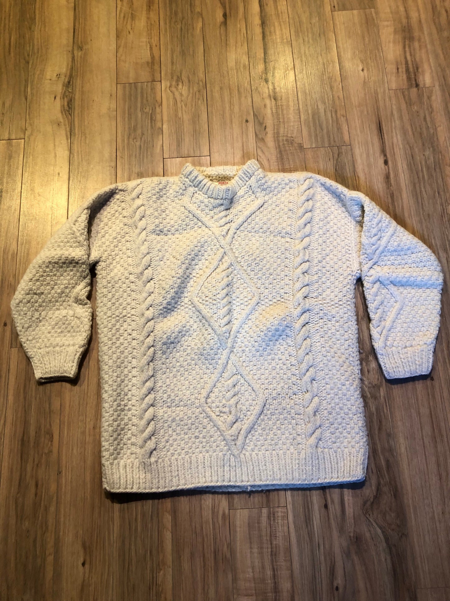 Kingspier Vintage - Vintage C.C.H Imports hand-knit 100% pure wool cream coloured crewneck sweater.
Made in Ecuador.
Size large.