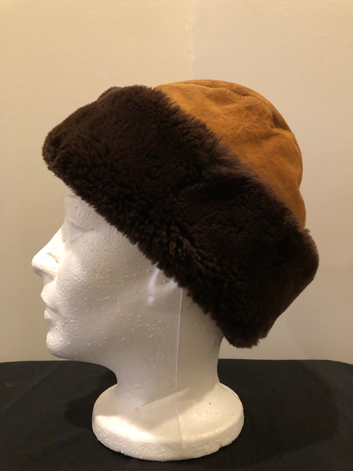 Kingspier Vintage - Brown suede and shorn beaver hat with knit ear warmers and quilted lining.
Circumference - 20”
Hat is in good condition.