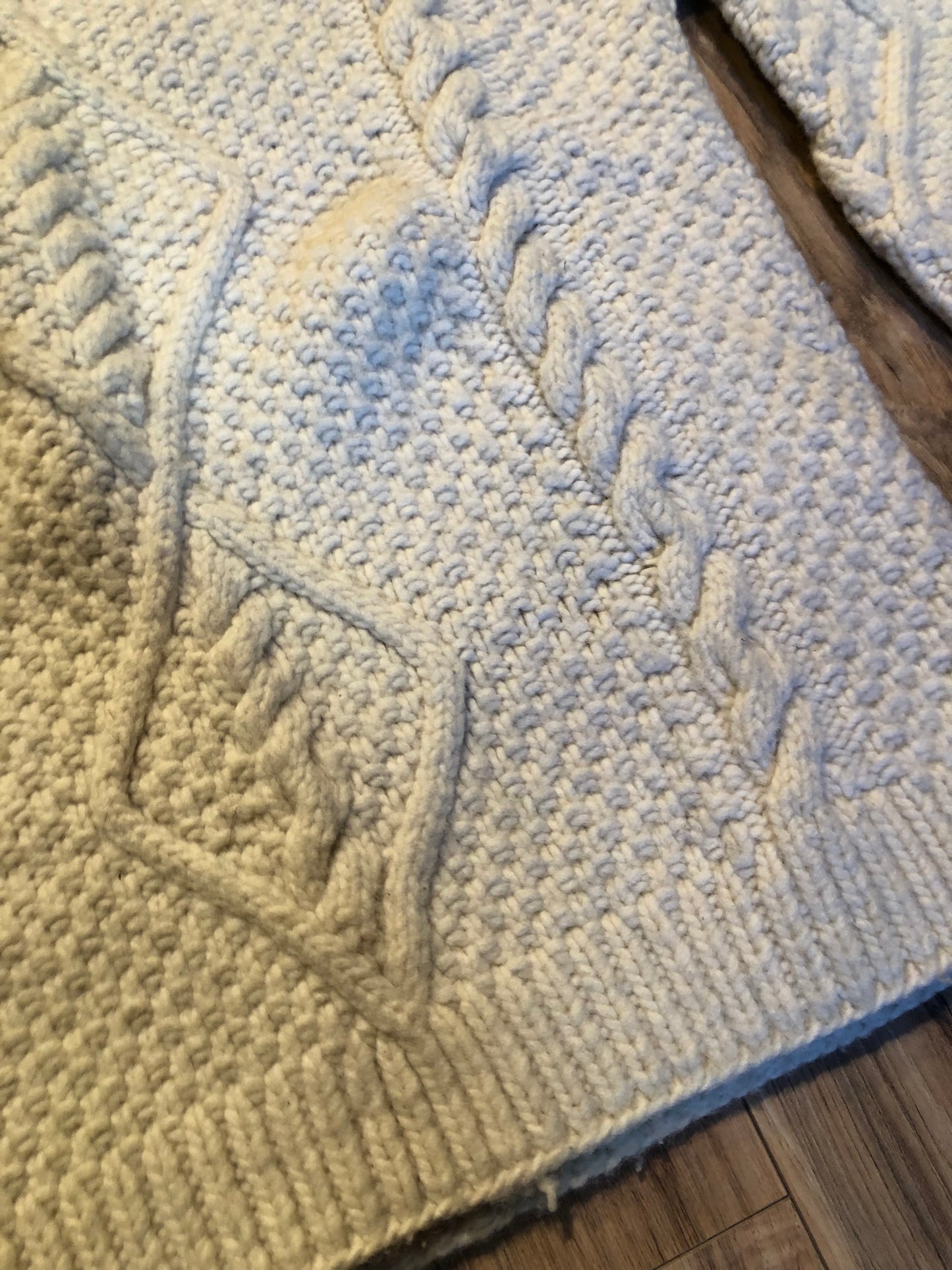 Kingspier Vintage - Vintage C.C.H Imports hand-knit 100% pure wool cream coloured crewneck sweater.
Made in Ecuador.
Size large.