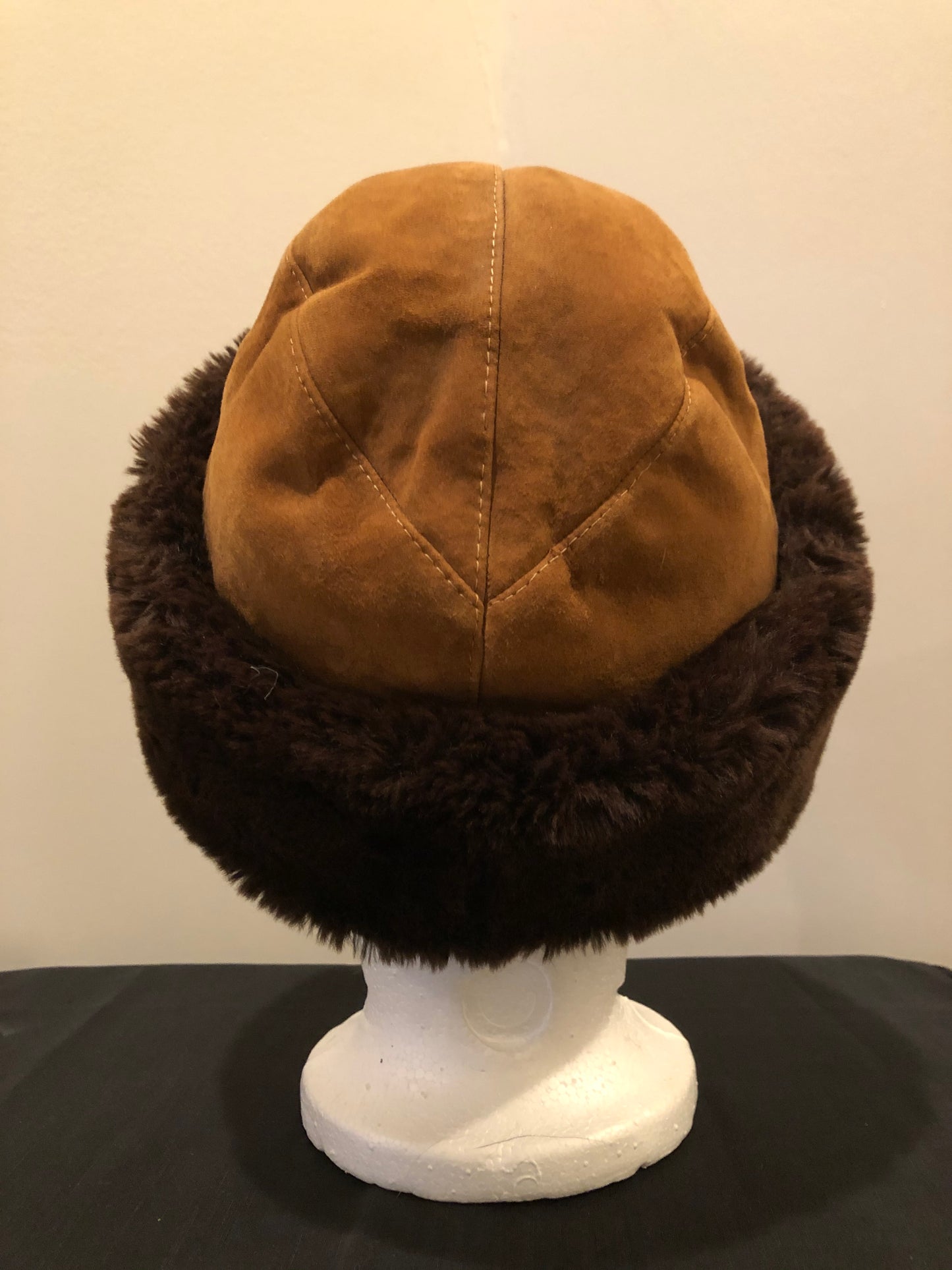 Kingspier Vintage - Brown suede and shorn beaver hat with knit ear warmers and quilted lining.
Circumference - 20”
Hat is in good condition.