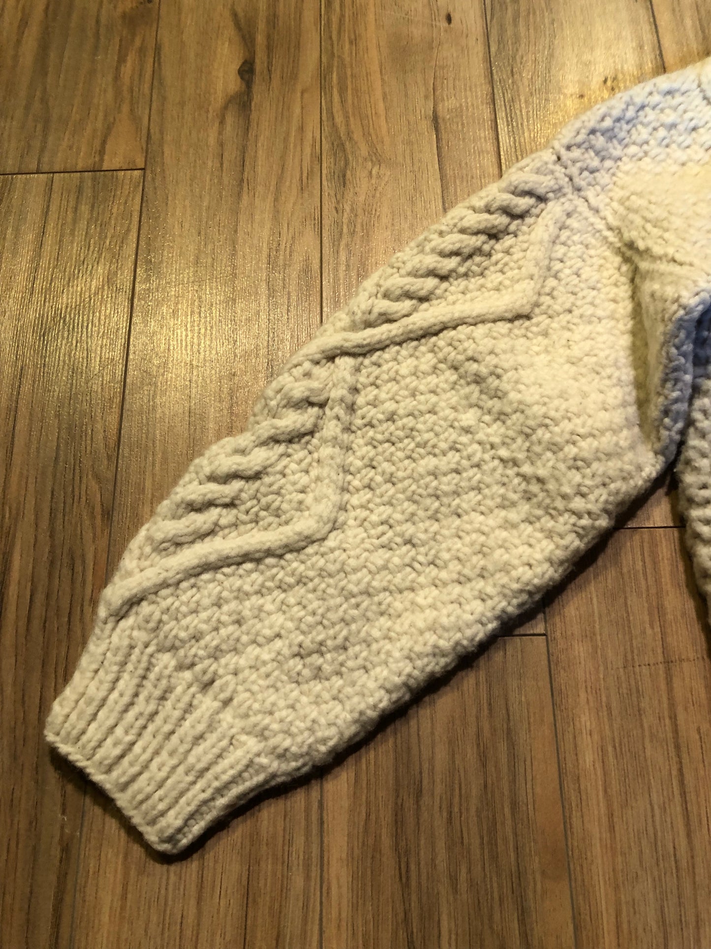 Kingspier Vintage - Vintage C.C.H Imports hand-knit 100% pure wool cream coloured crewneck sweater.
Made in Ecuador.
Size large.