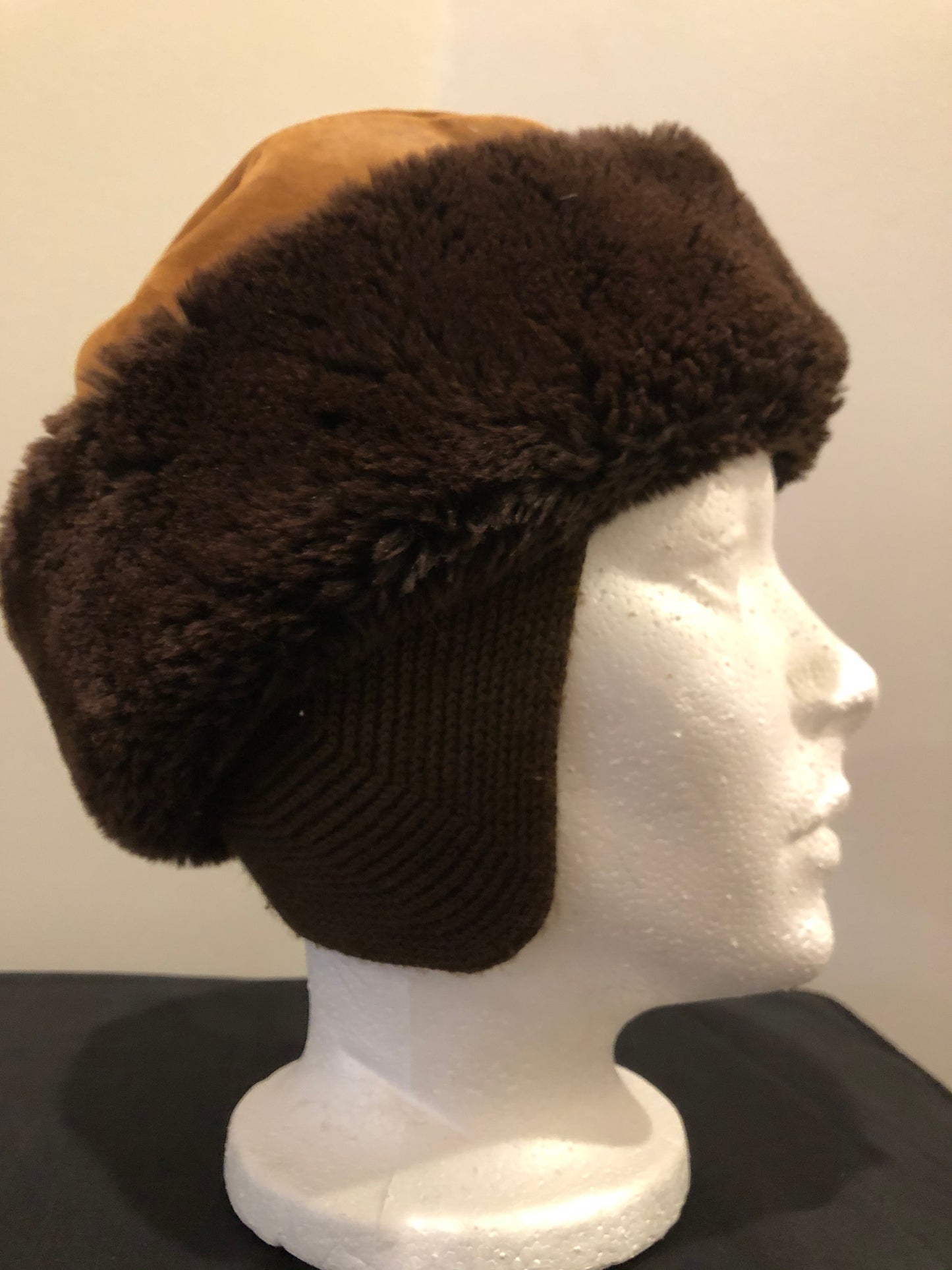 Kingspier Vintage - Brown suede and shorn beaver hat with knit ear warmers and quilted lining.
Circumference - 20”
Hat is in good condition.