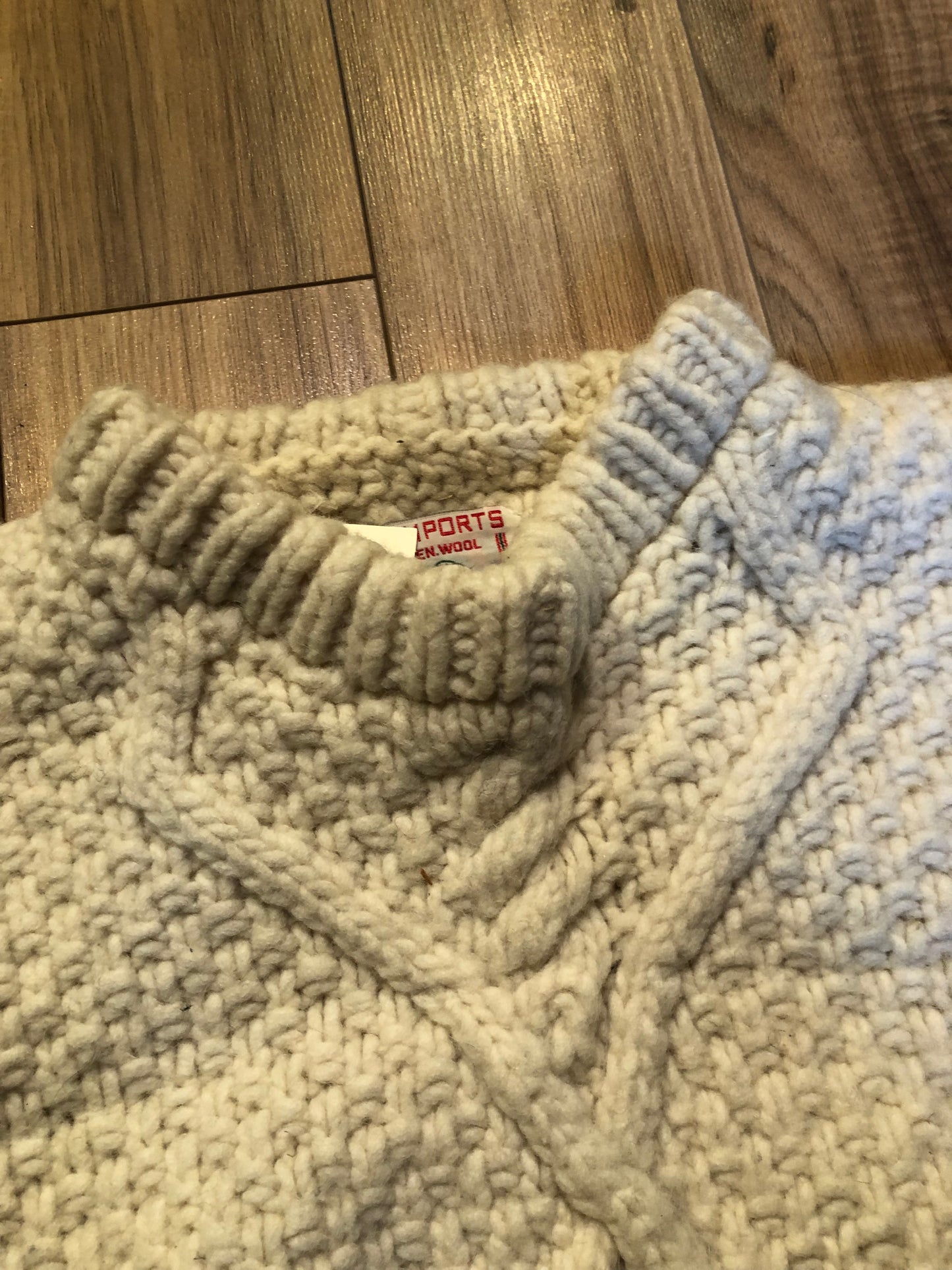 Kingspier Vintage - Vintage C.C.H Imports hand-knit 100% pure wool cream coloured crewneck sweater.
Made in Ecuador.
Size large.