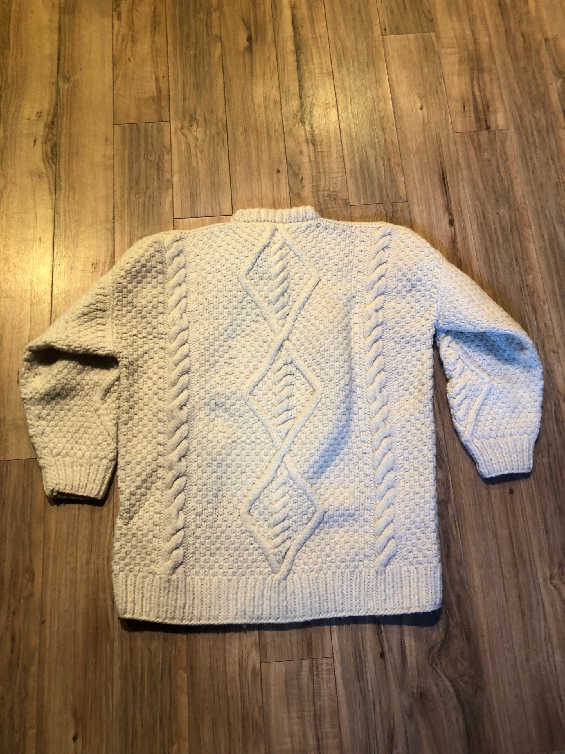 Kingspier Vintage - Vintage C.C.H Imports hand-knit 100% pure wool cream coloured crewneck sweater.
Made in Ecuador.
Size large.