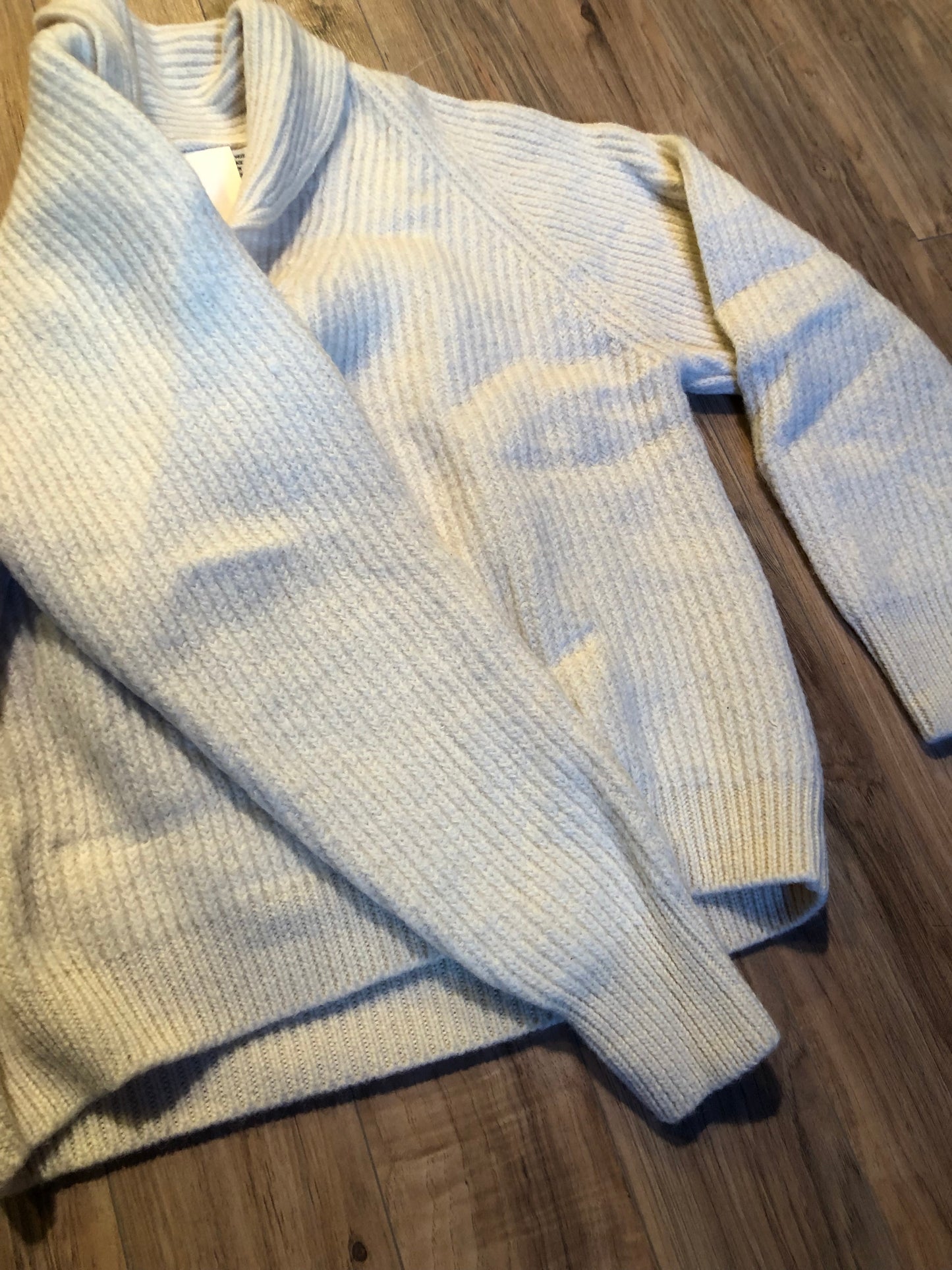 Kingspier Vintage - Vintage Wind River Outfitting Co.
Cream coloured 100% wool sweater with rib knit stitch and shawl collar.
Made in Canada.
Size large.