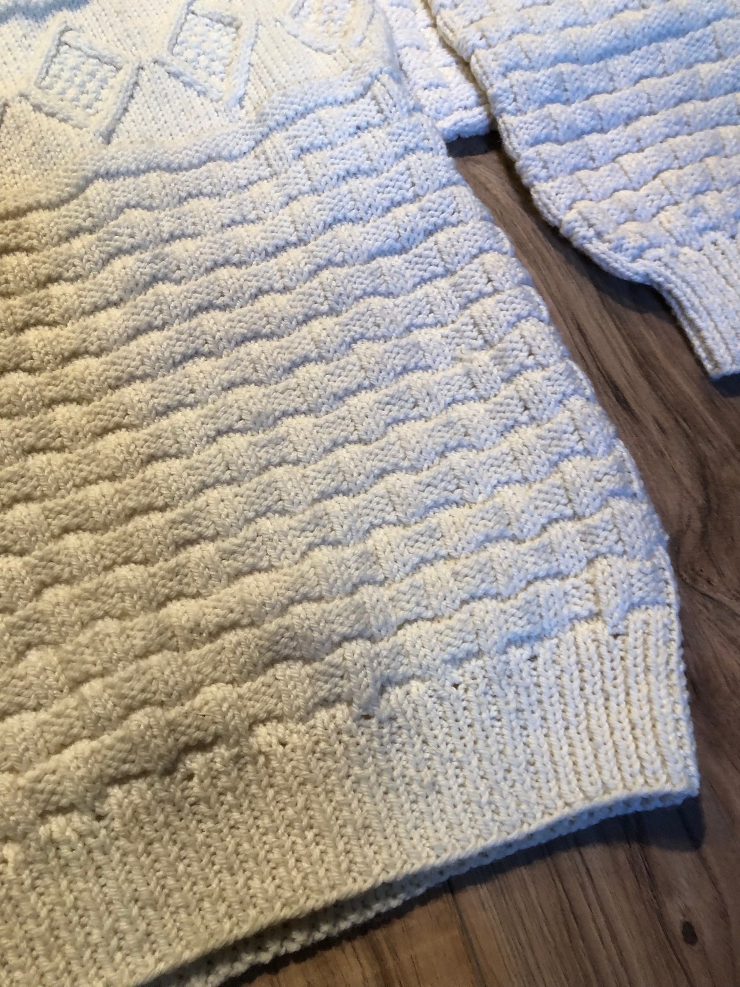 Kingspier Vintage - Vintage hand-knit cream coloured crewneck sweater made with synthetic fibers.
Size medium/ large.