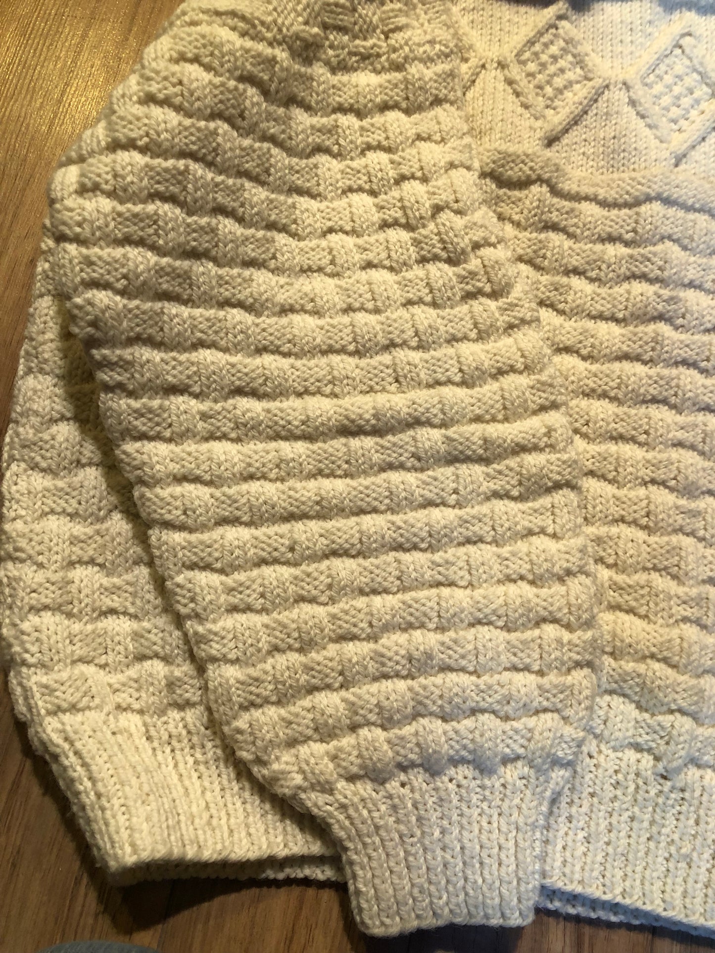 Kingspier Vintage - Vintage hand-knit cream coloured crewneck sweater made with synthetic fibers.
Size medium/ large.