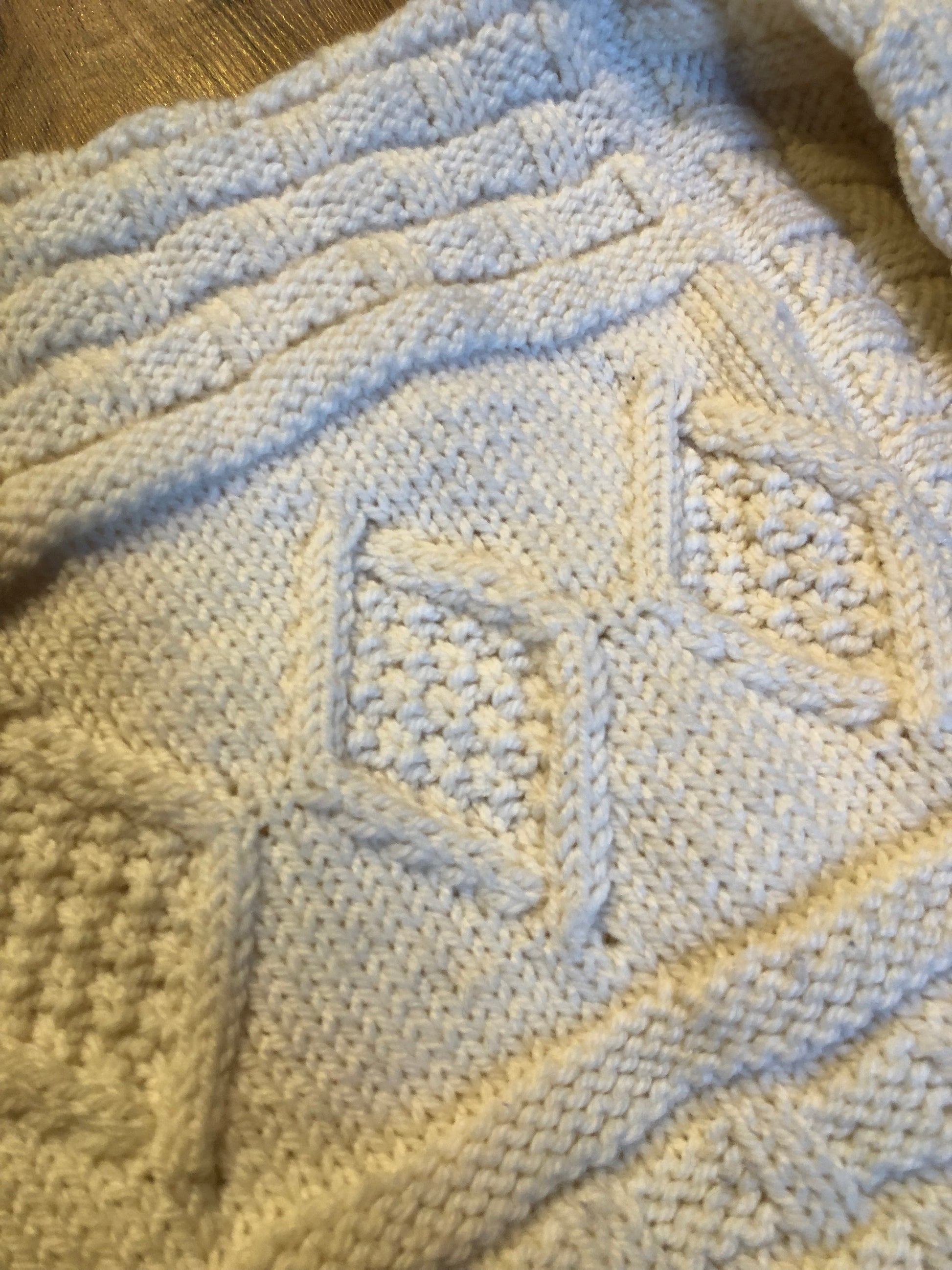 Kingspier Vintage - Vintage hand-knit cream coloured crewneck sweater made with synthetic fibers.
Size medium/ large.