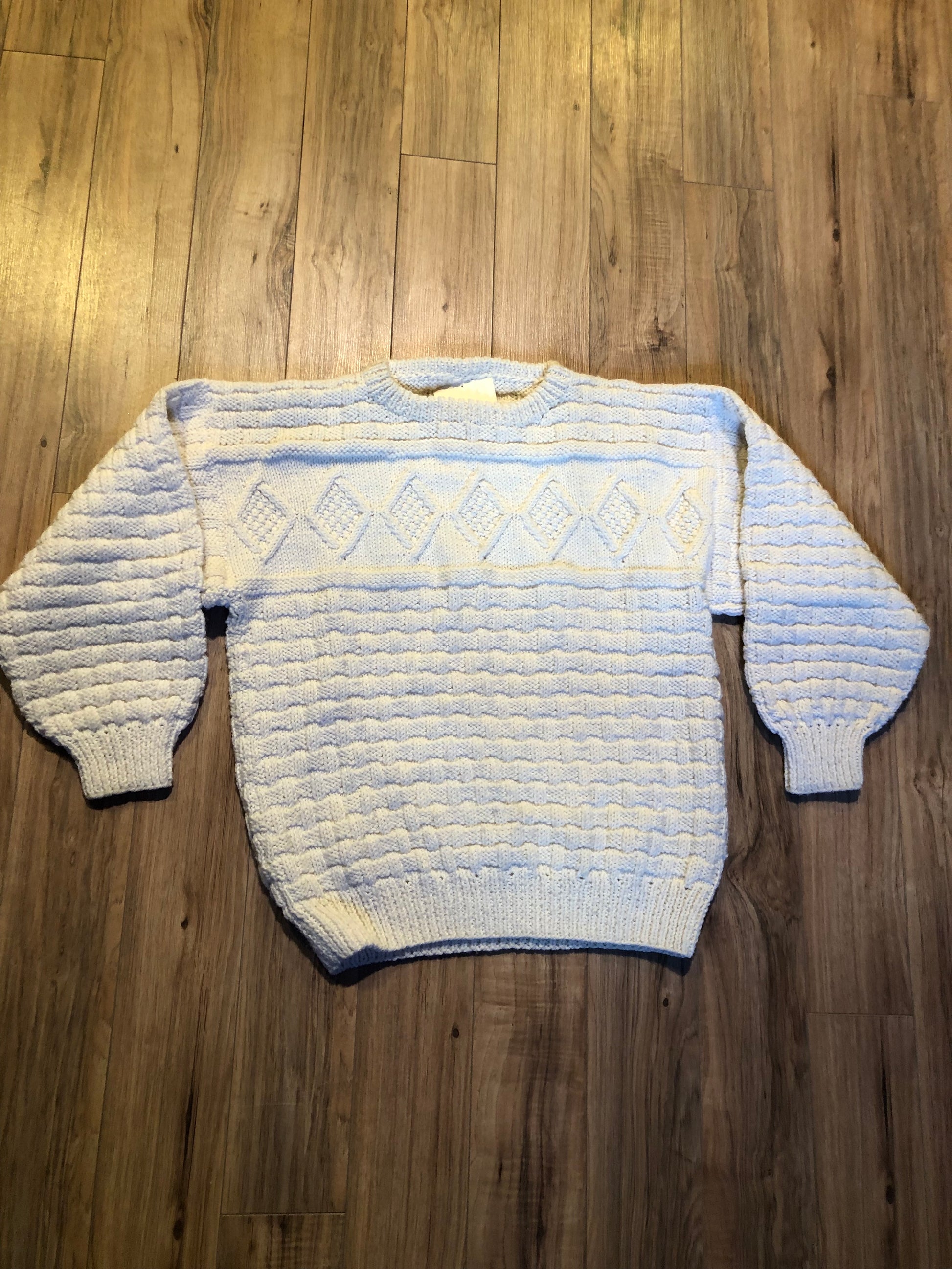 Kingspier Vintage - Vintage hand-knit cream coloured crewneck sweater made with synthetic fibers.
Size medium/ large.