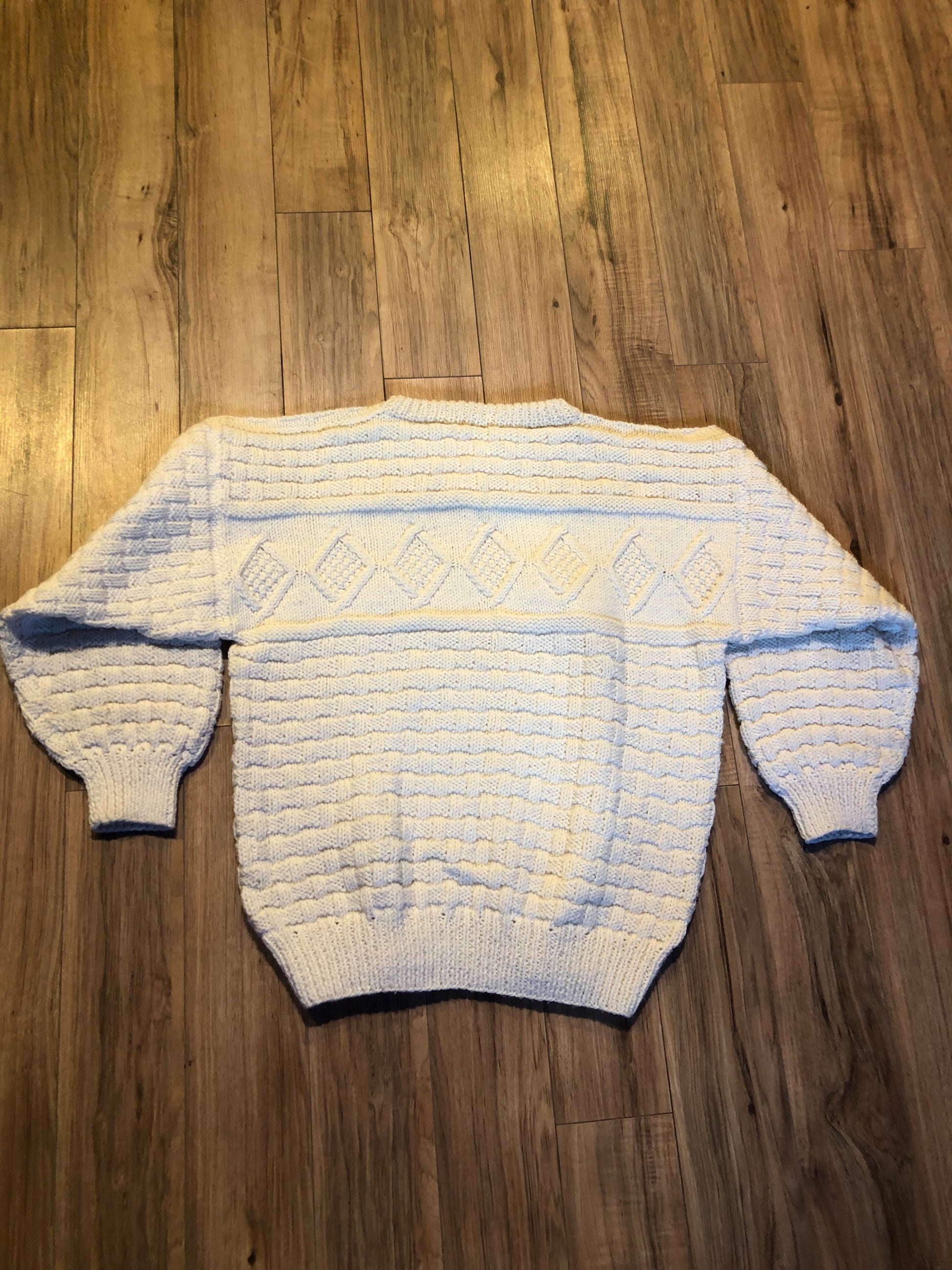 Kingspier Vintage - Vintage hand-knit cream coloured crewneck sweater made with synthetic fibers.
Size medium/ large.