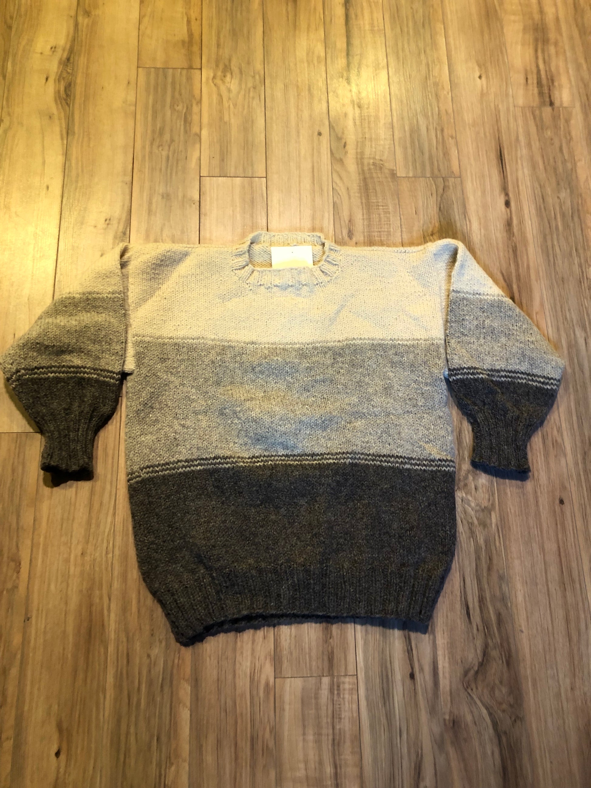 Kingspier Vintage - Vintage hand-knit crewneck sweater in natural wool colours.
Size small/ medium.