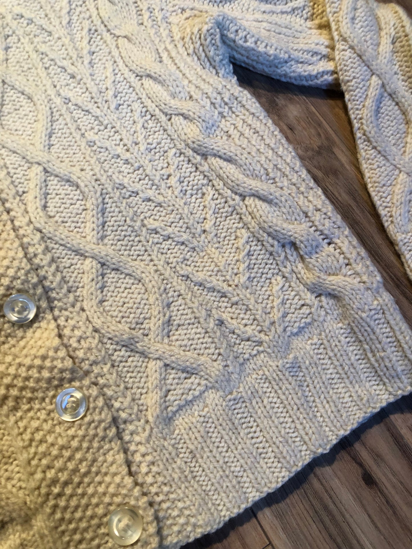 Kingspier Vintage - Vintage hand-knit cream coloured cardigan with buttons and shoulder pads.
Size small.