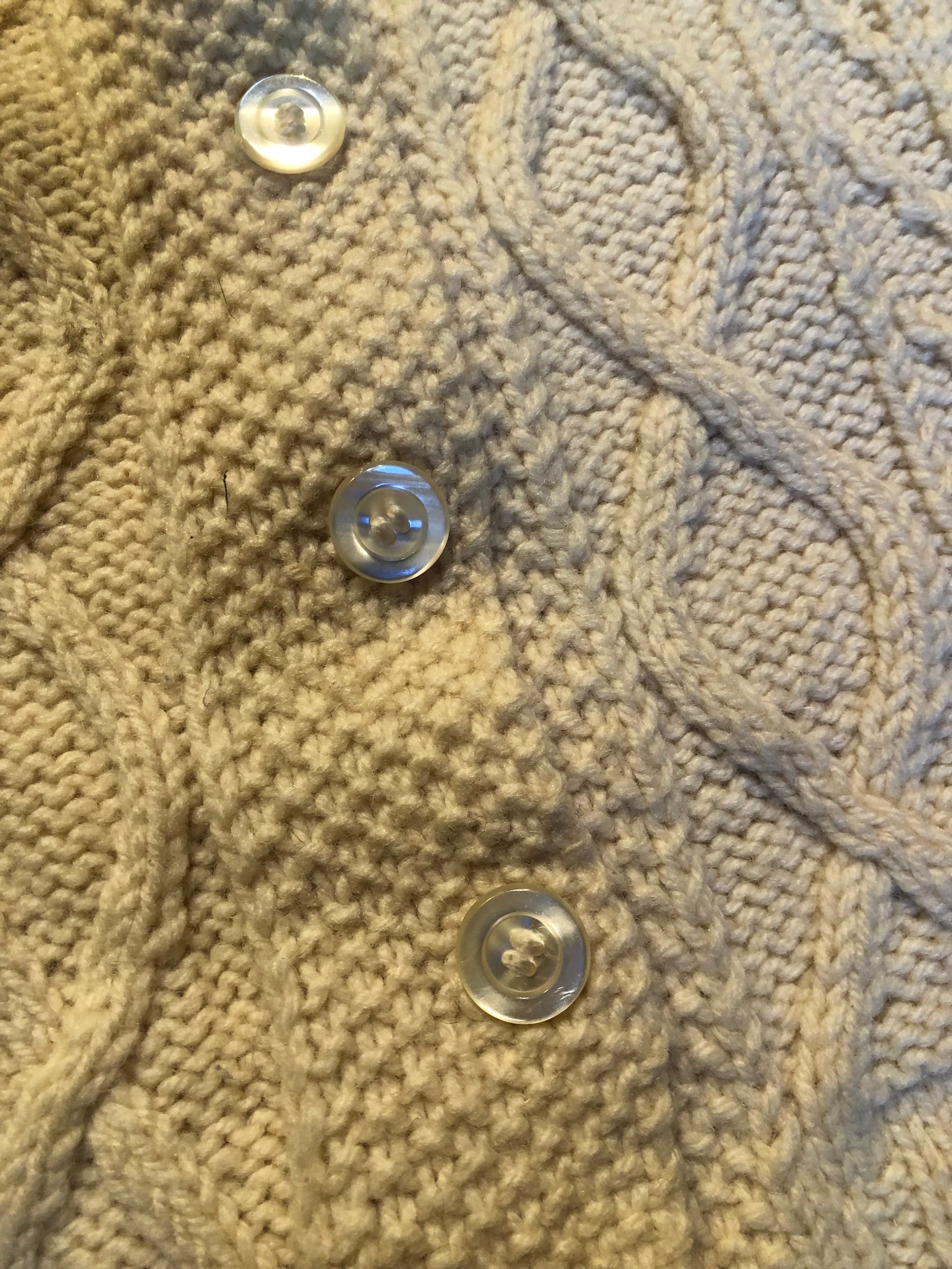 Kingspier Vintage - Vintage hand-knit cream coloured cardigan with buttons and shoulder pads.
Size small.