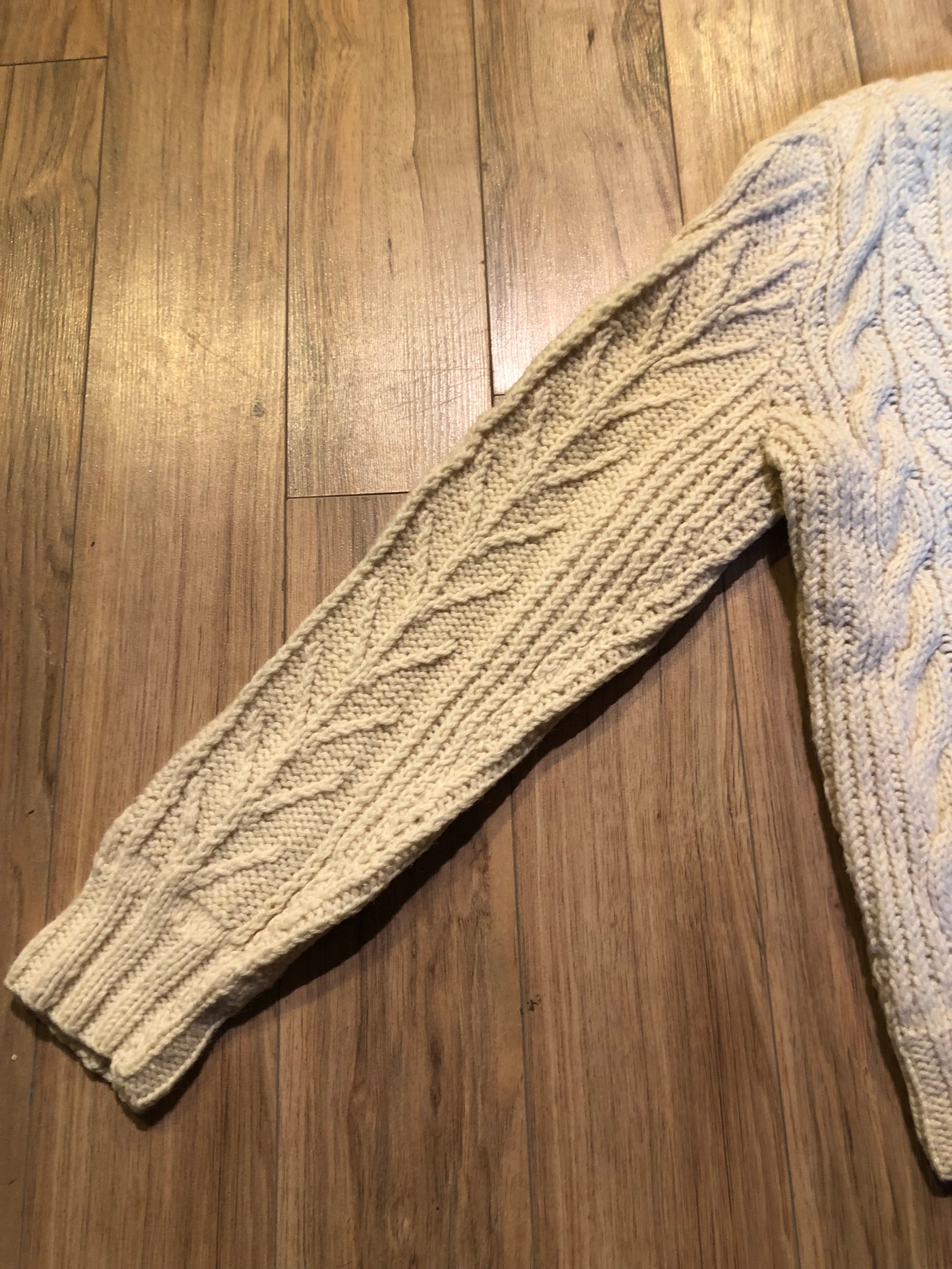 Kingspier Vintage - Vintage hand-knit cream coloured cardigan with buttons and shoulder pads.
Size small.