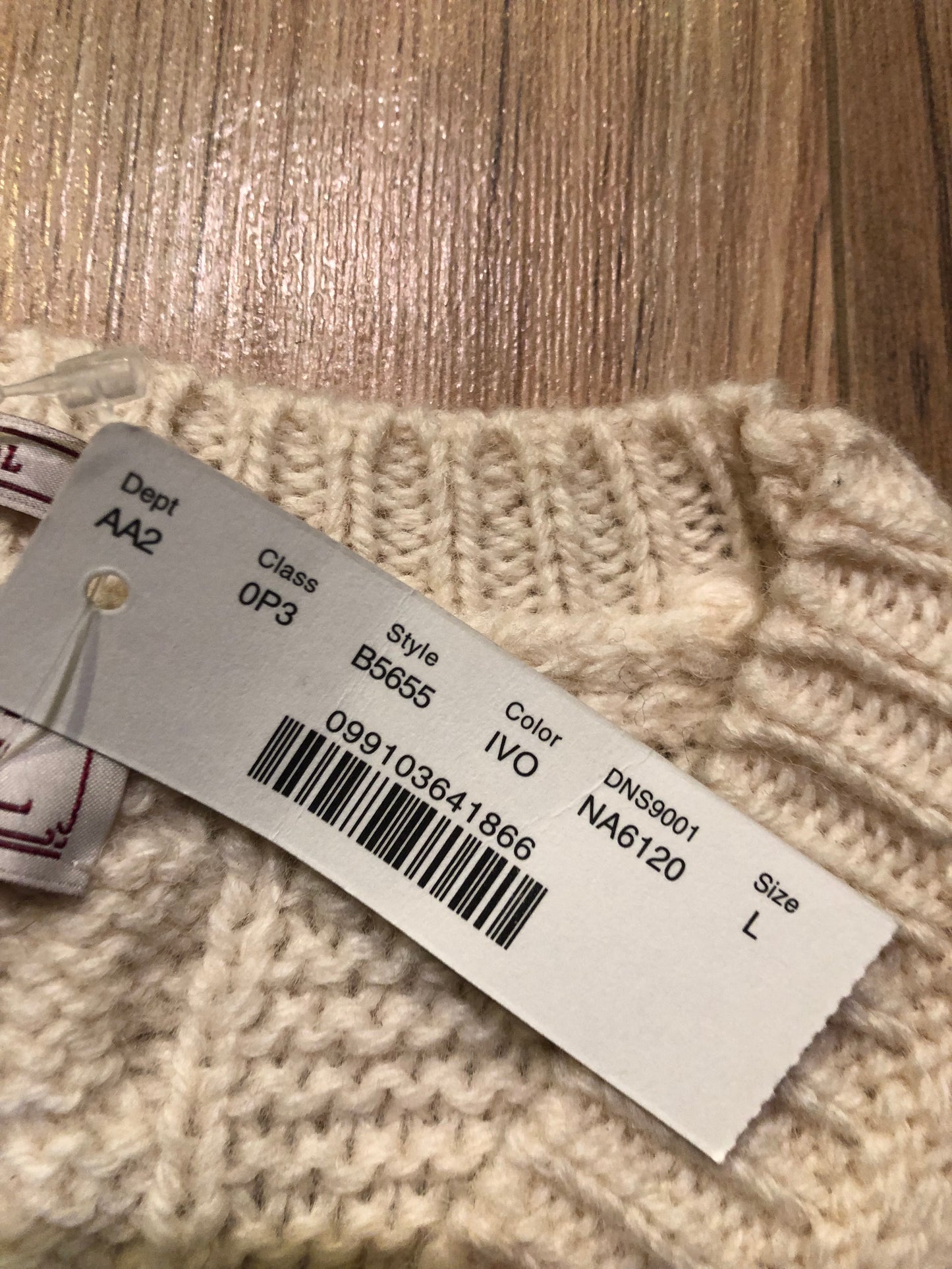 Kingspier Vintage - Wallace and Barnes for J.Crew crewneck sweater in cream colour. 100% Shetland wool.
Size large.