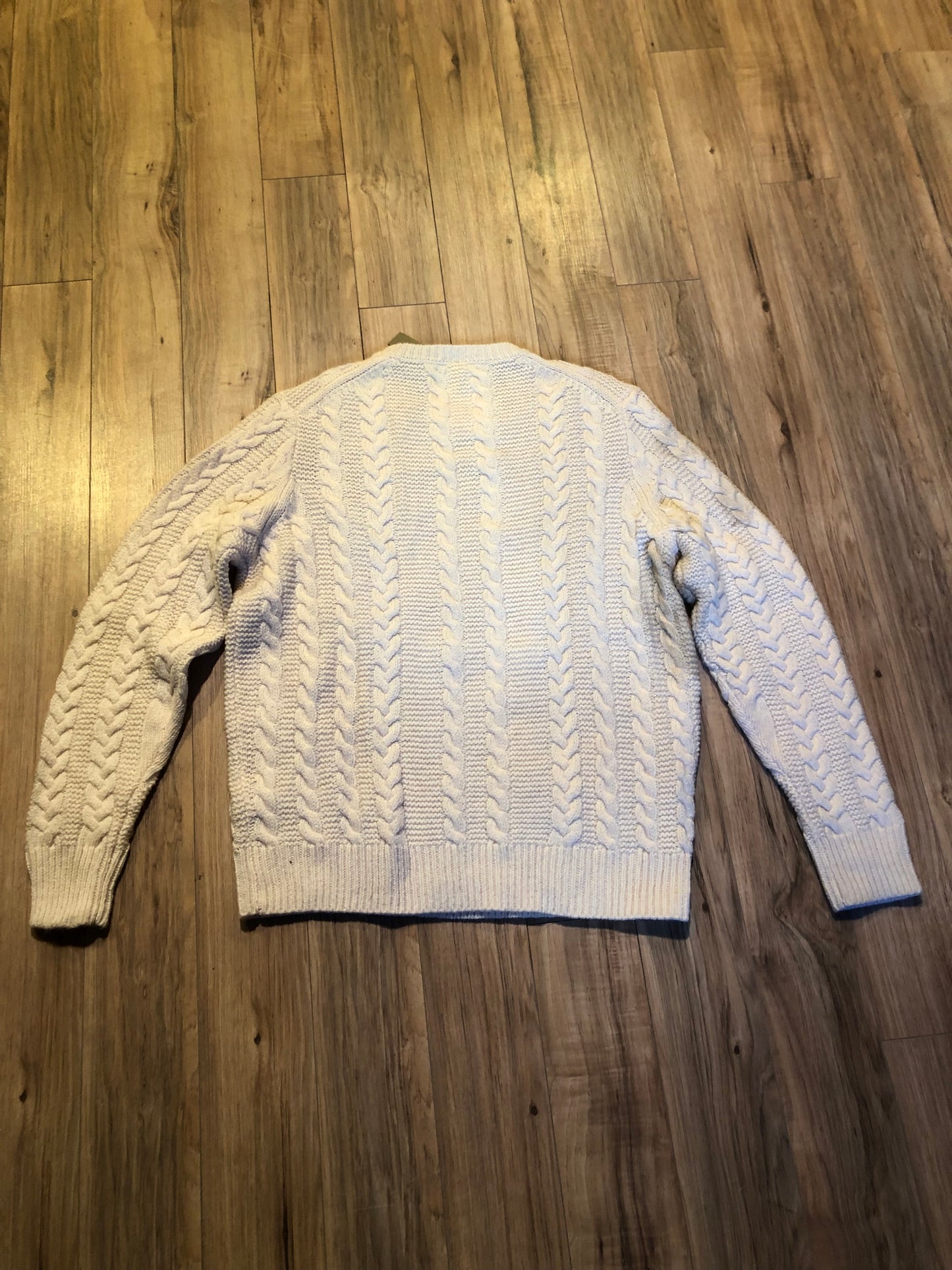 Kingspier Vintage - Vintage hand-knit cream coloured cardigan with buttons and shoulder pads.
Size small.