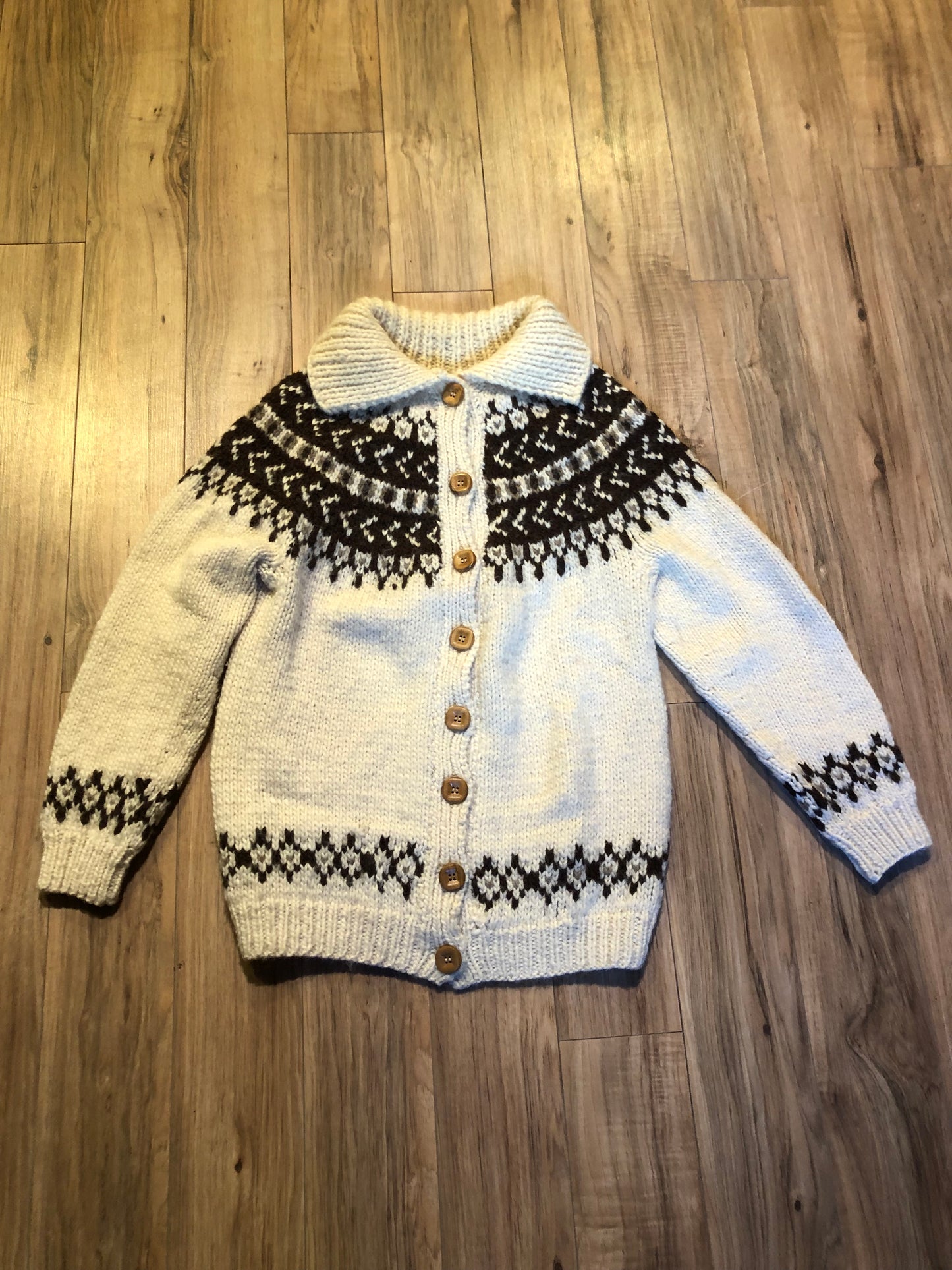 Kingspier Vintage - Vintage hand-knit wool Lopi style cardigan with wooden buttons.
Made in Canada.
Size XS.