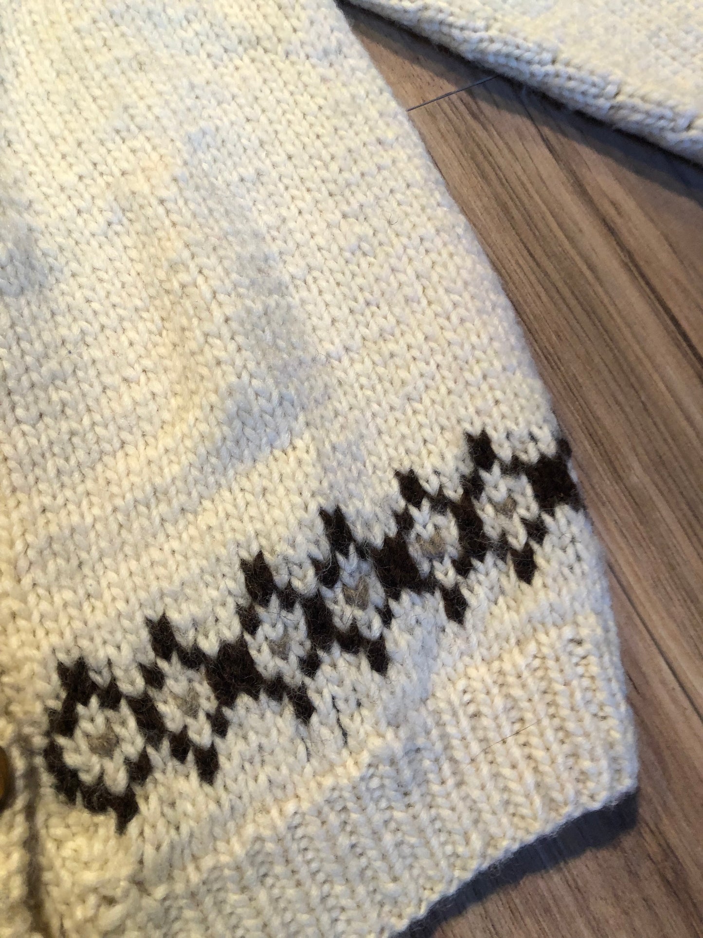 Kingspier Vintage - Vintage hand-knit wool Lopi style cardigan with wooden buttons.
Made in Canada.
Size XS.