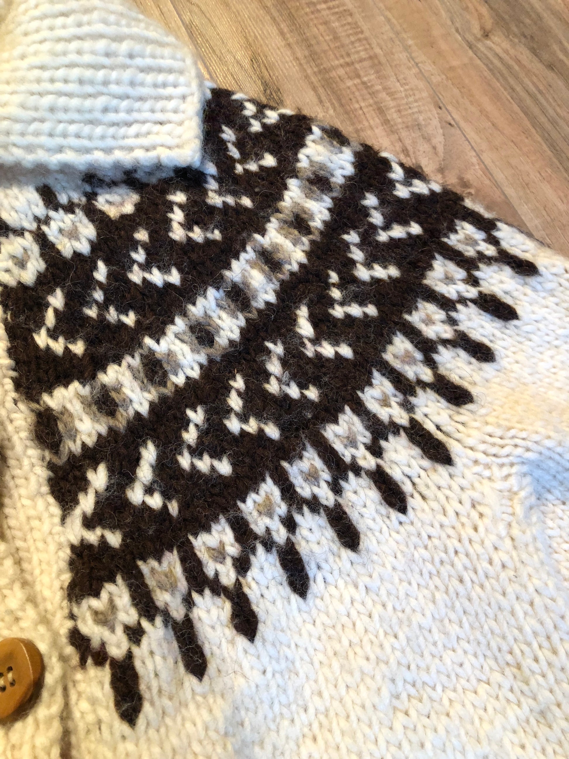 Kingspier Vintage - Vintage hand-knit wool Lopi style cardigan with wooden buttons.
Made in Canada.
Size XS.