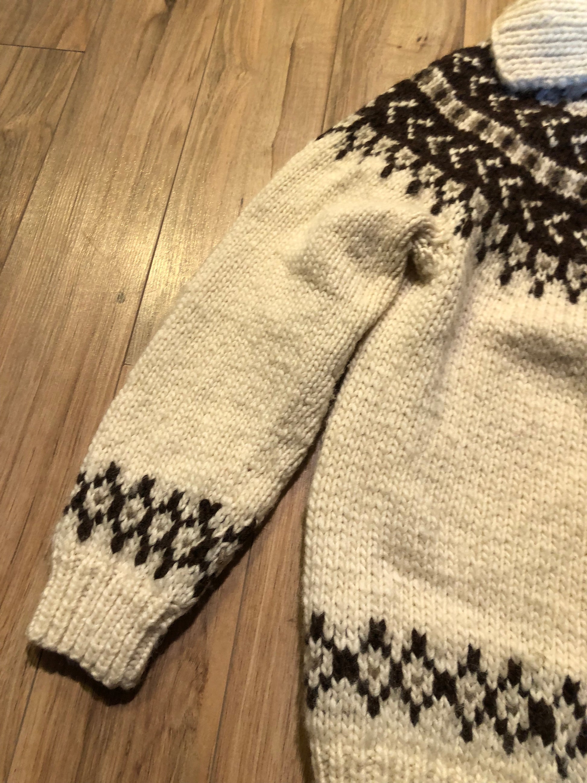 Kingspier Vintage - Vintage hand-knit wool Lopi style cardigan with wooden buttons.
Made in Canada.
Size XS.