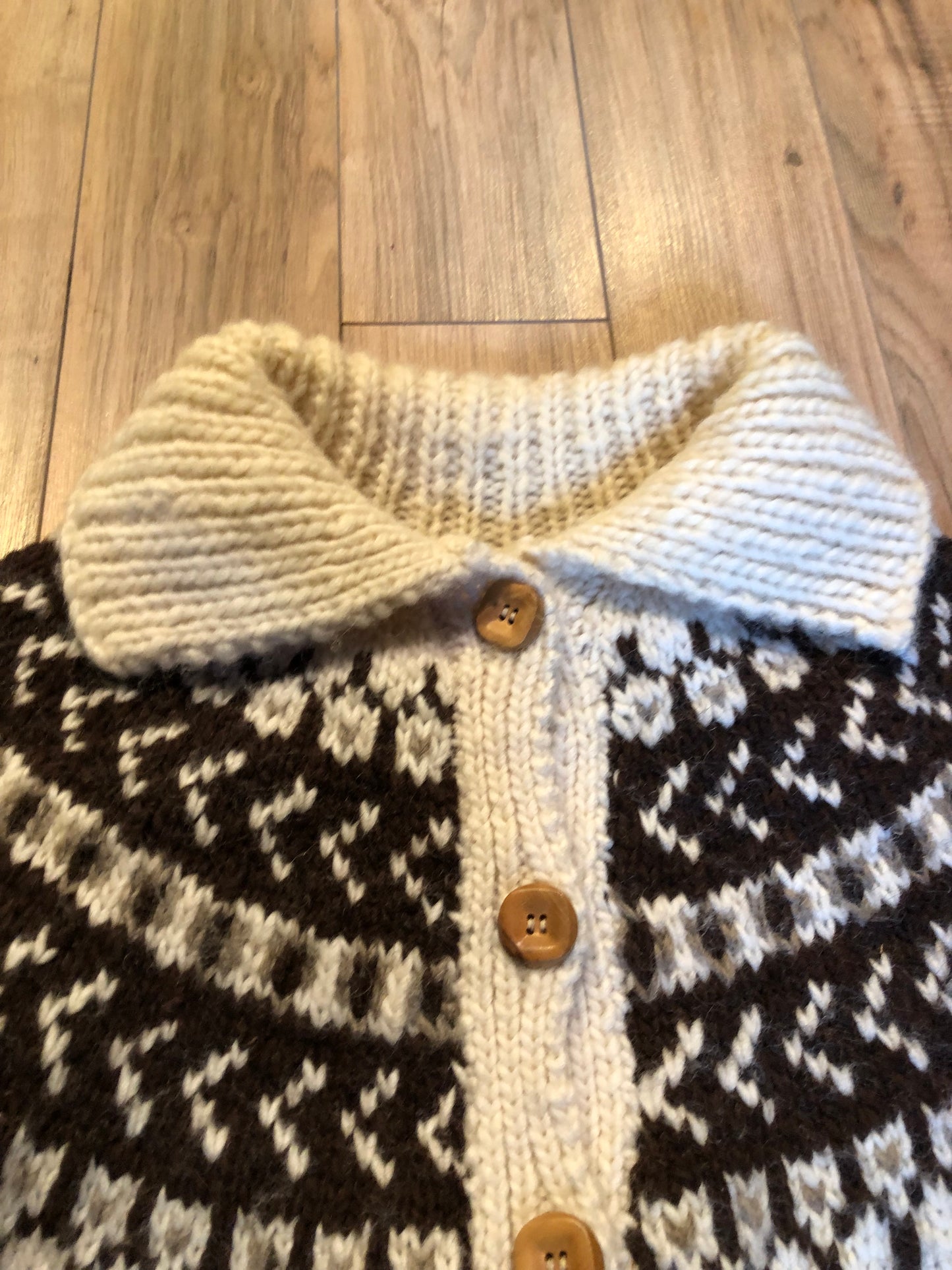 Kingspier Vintage - Vintage hand-knit wool Lopi style cardigan with wooden buttons.
Made in Canada.
Size XS.