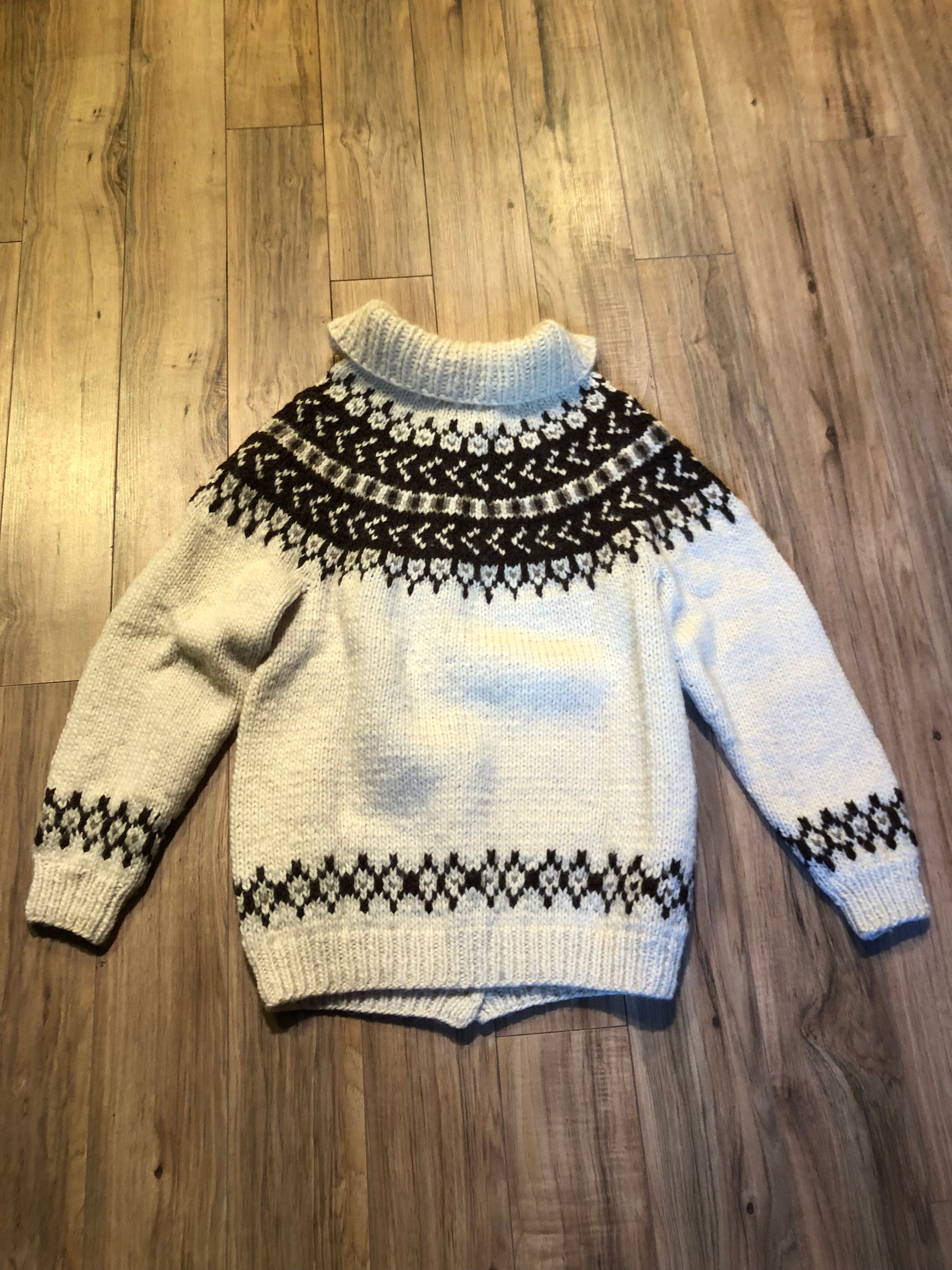 Kingspier Vintage - Vintage hand-knit wool Lopi style cardigan with wooden buttons.
Made in Canada.
Size XS.