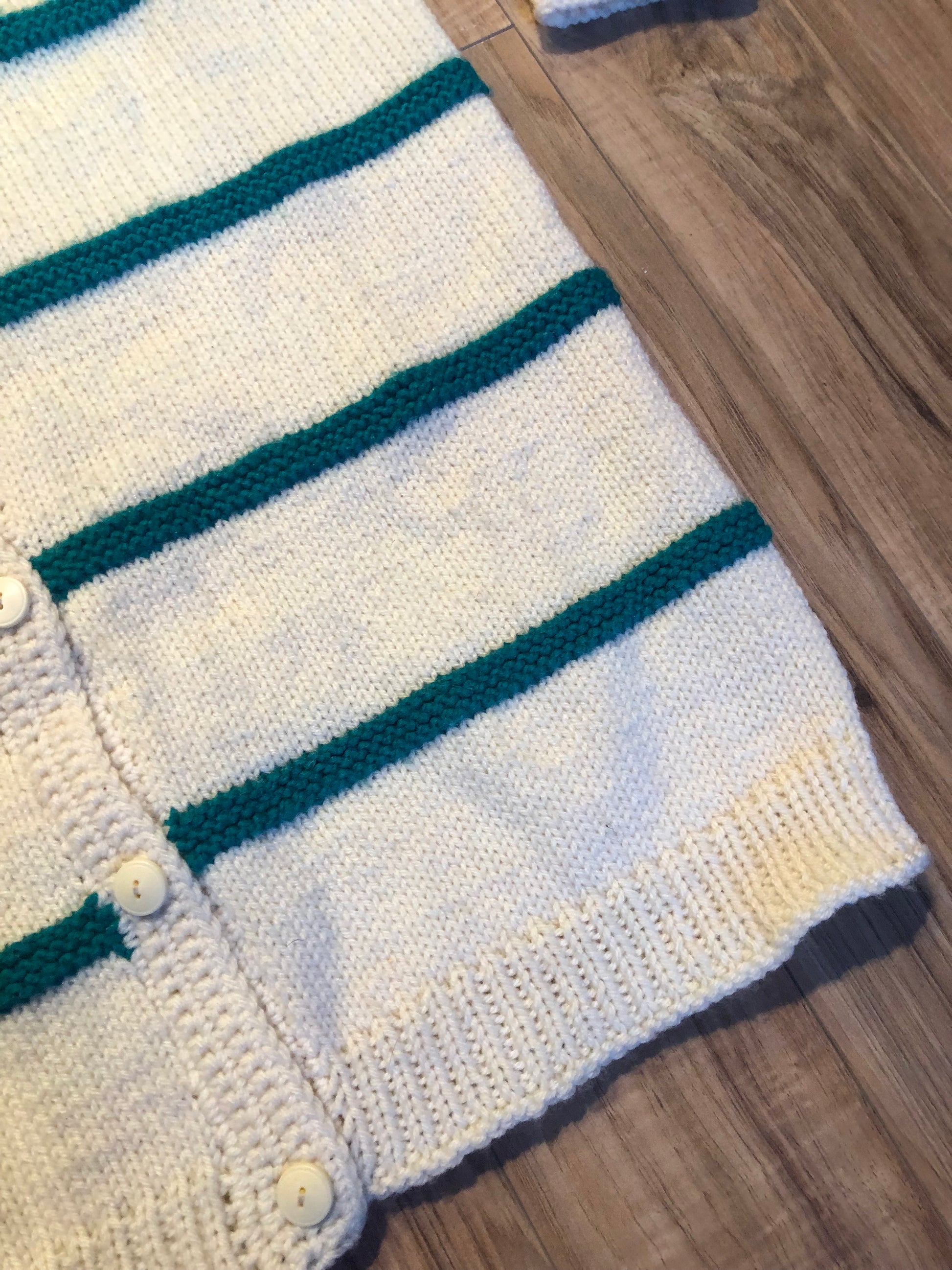 Kingspier Vintage - Vintage 70’s hand-knit 100% wool long cardigan with button closures and dark green stripes.
Made in Canada.
Size large.