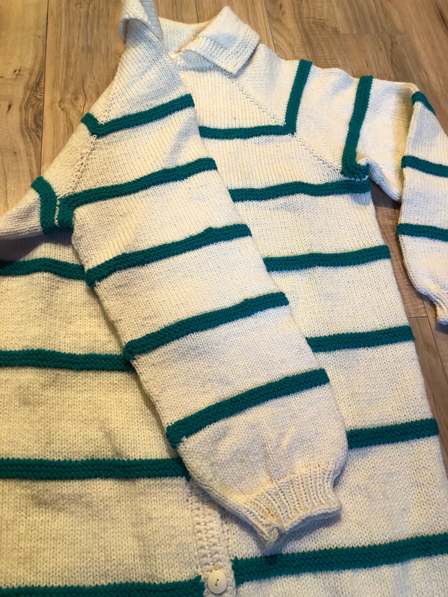Kingspier Vintage - Vintage 70’s hand-knit 100% wool long cardigan with button closures and dark green stripes.
Made in Canada.
Size large.