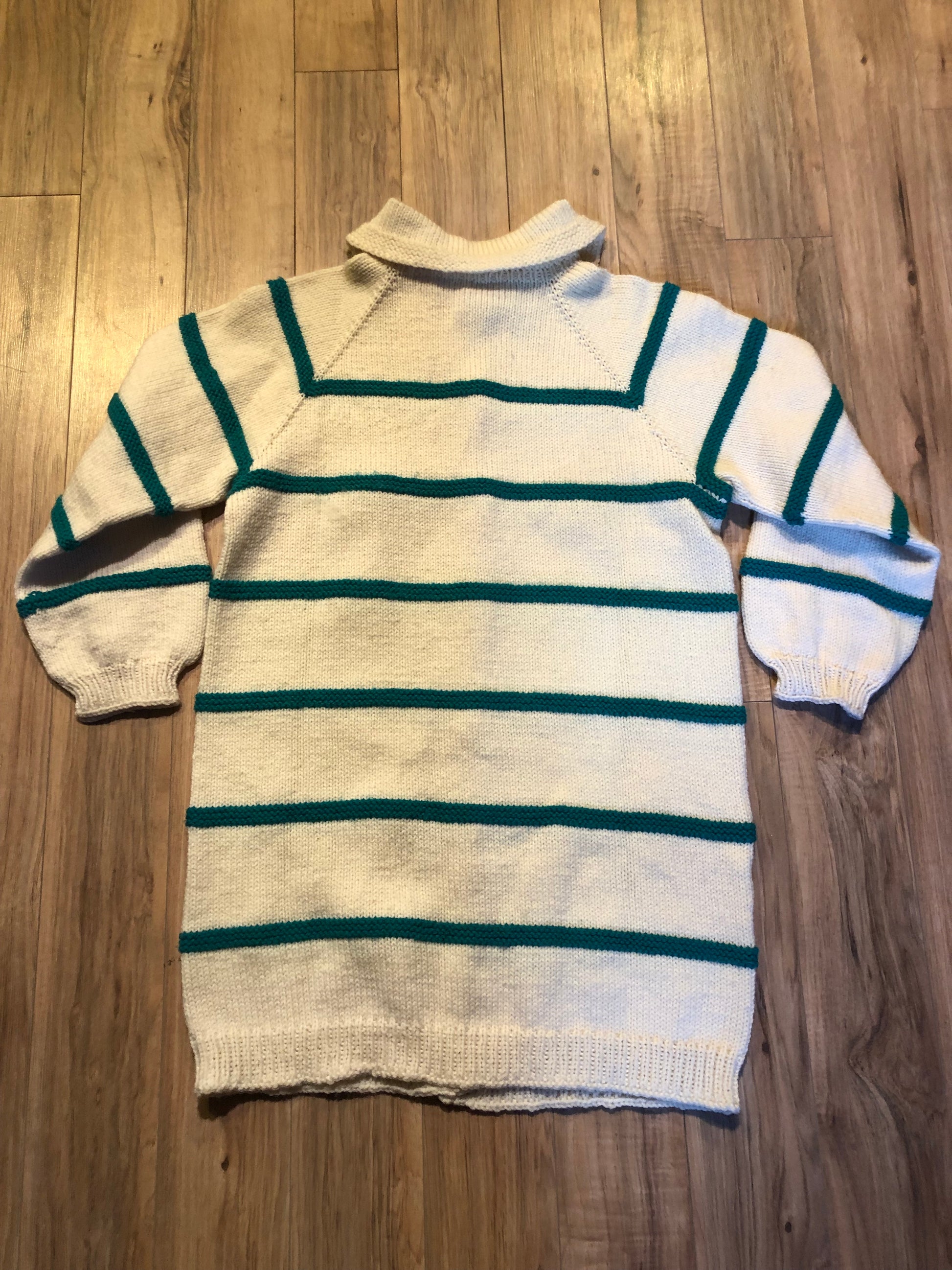 Kingspier Vintage - Vintage 70’s hand-knit 100% wool long cardigan with button closures and dark green stripes.
Made in Canada.
Size large.