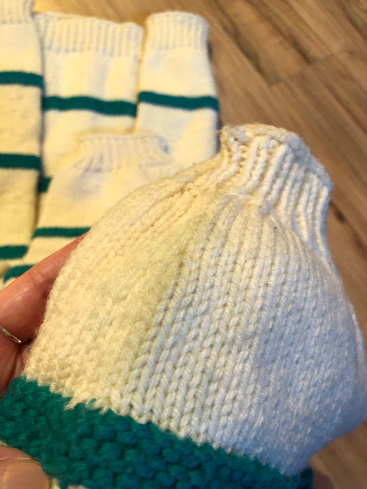 Kingspier Vintage - Vintage 70’s hand-knit 100% wool long cardigan with button closures and dark green stripes.
Made in Canada.
Size large.