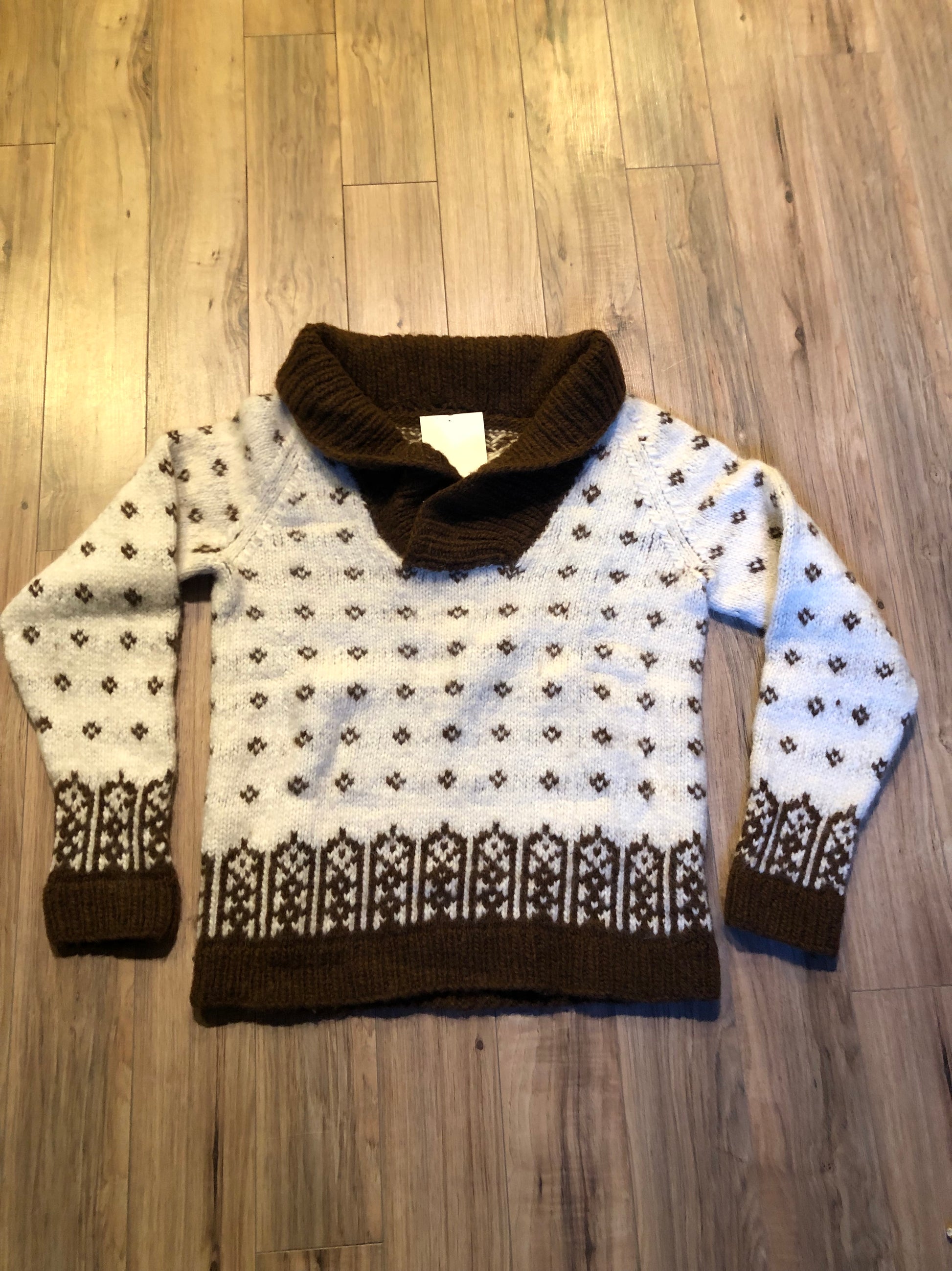 Kingspier Vintage - Vintage hand-knit cowl neck cardigan with brown and cream design.
Size medium/ large.
