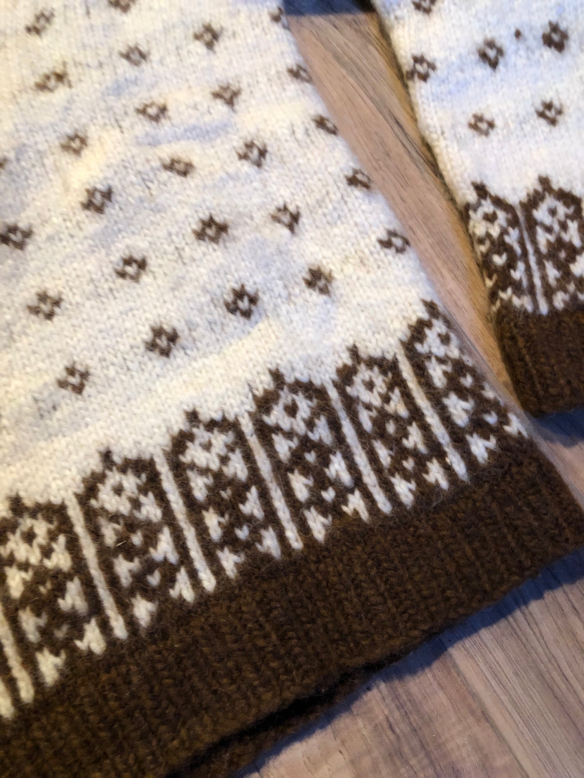 Kingspier Vintage - Vintage hand-knit cowl neck cardigan with brown and cream design.
Size medium/ large.