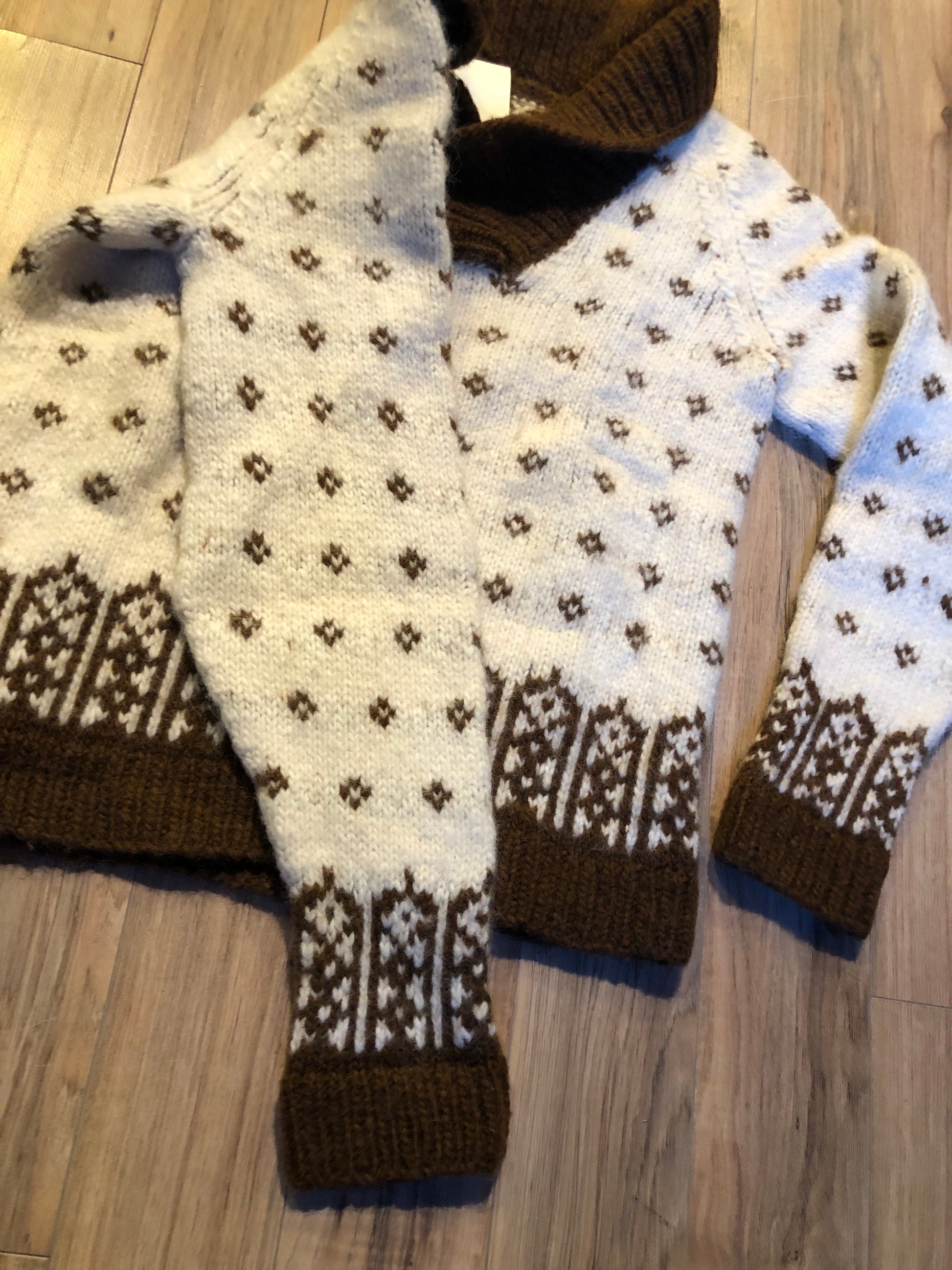 Kingspier Vintage - Vintage hand-knit cowl neck cardigan with brown and cream design.
Size medium/ large.