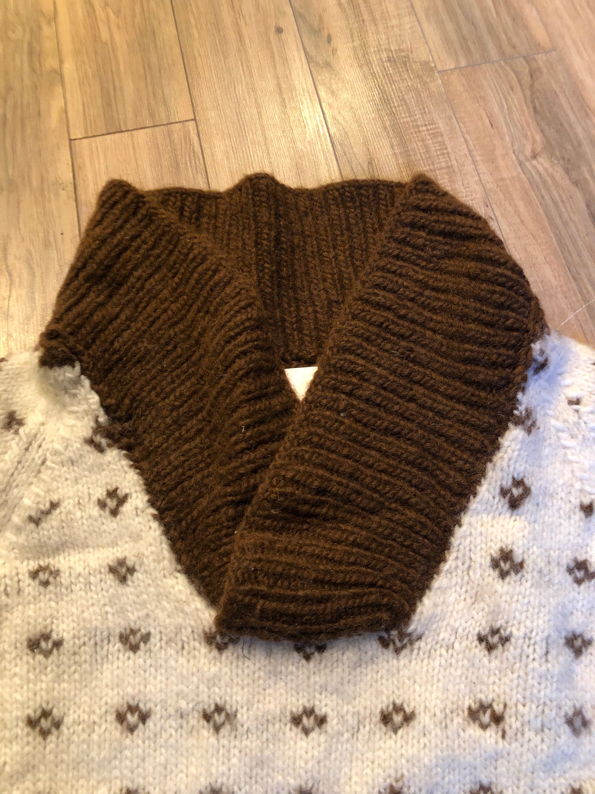 Kingspier Vintage - Vintage hand-knit cowl neck cardigan with brown and cream design.
Size medium/ large.