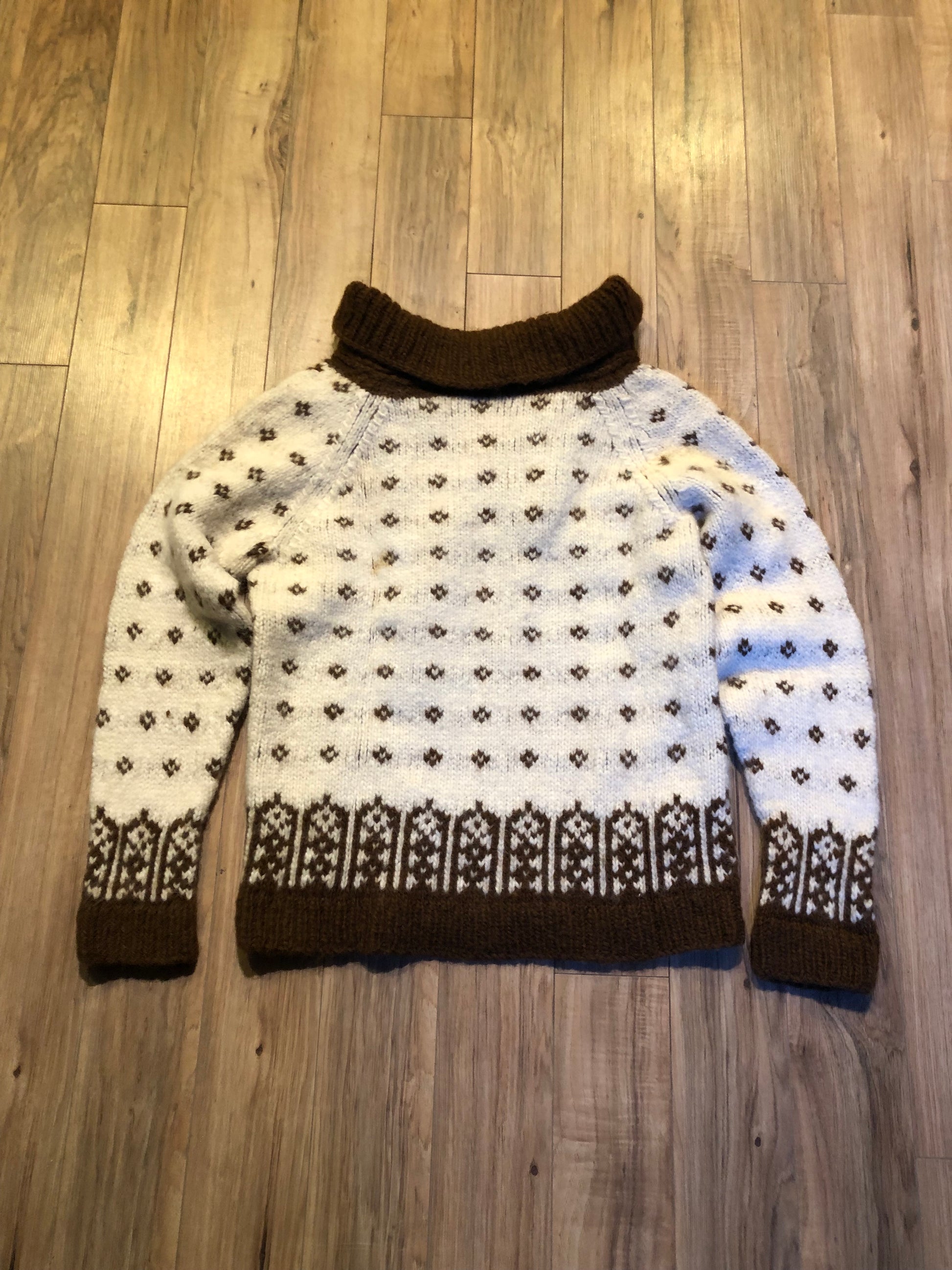 Kingspier Vintage - Vintage hand-knit cowl neck cardigan with brown and cream design.
Size medium/ large.