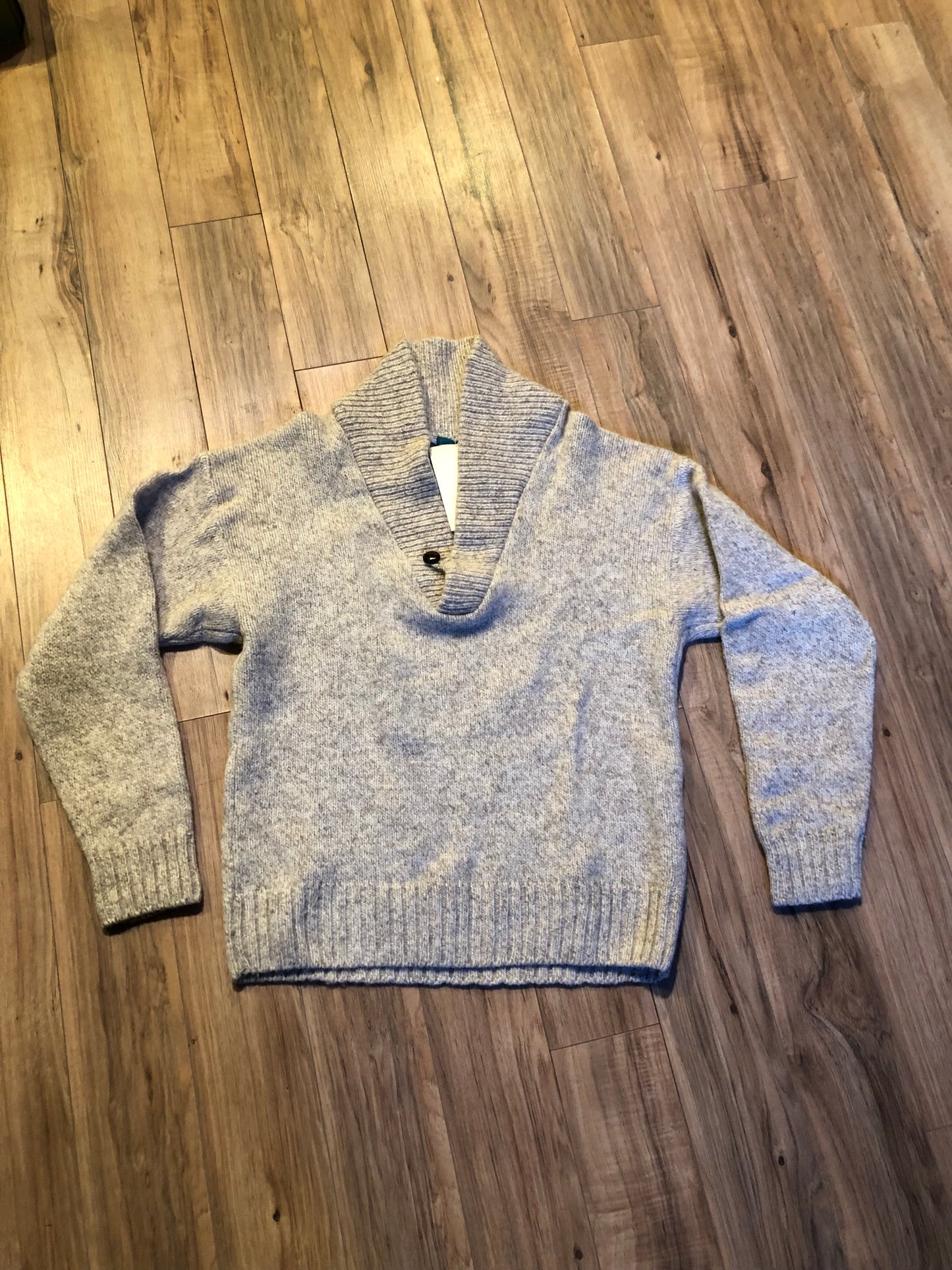 Kingspier Vintage - Vintage Cricketeer wool blend pullover sweater with shawl collar and one button.
Size large.